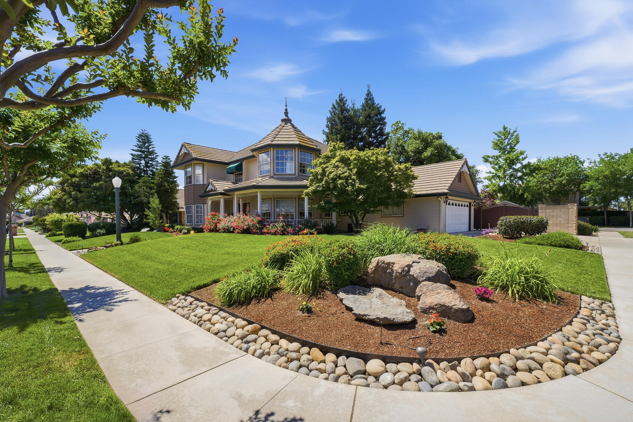 2320 SW Cottonwood Cir, Visalia, CA 93277