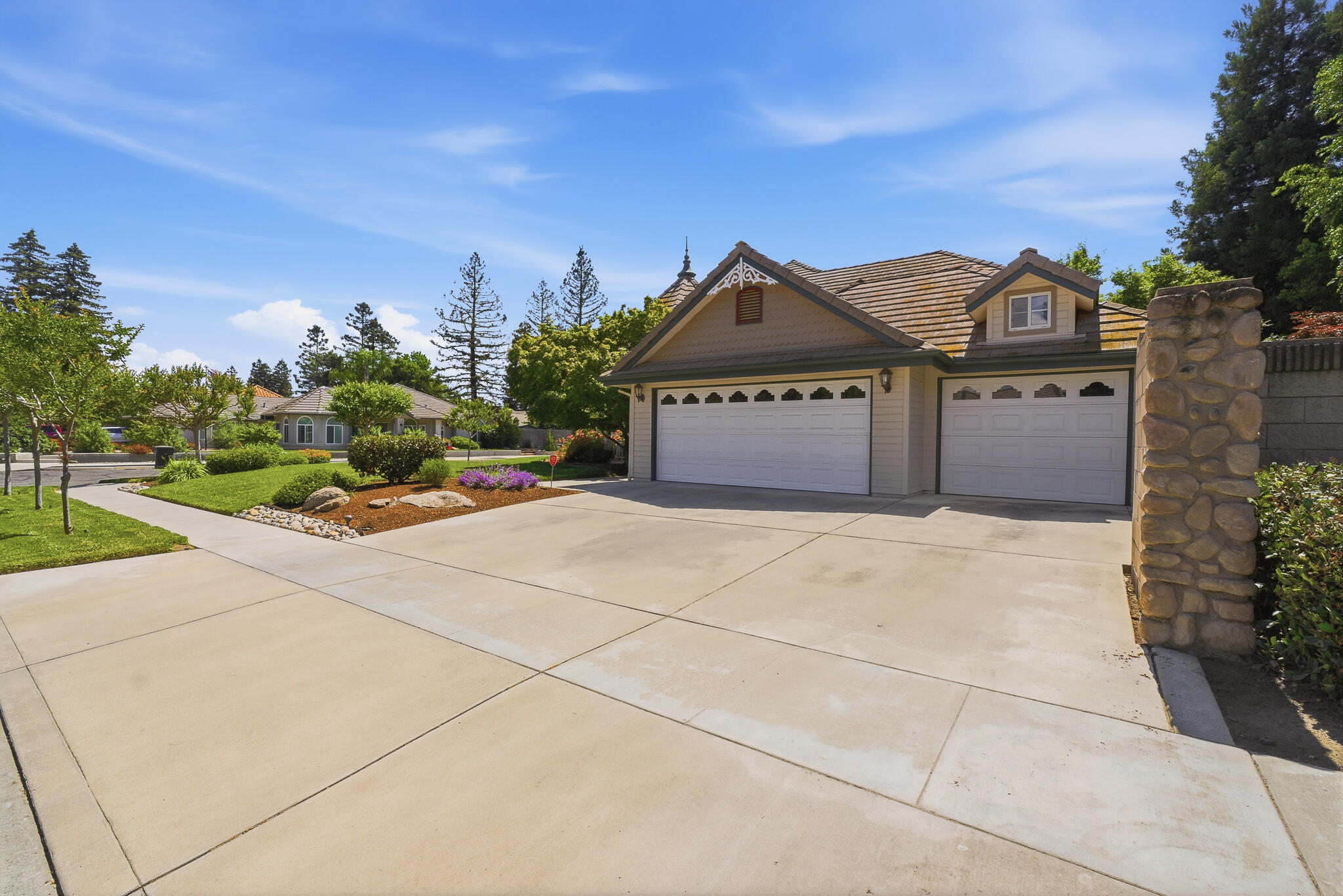 2320 SW Cottonwood Cir, Visalia, CA 93277