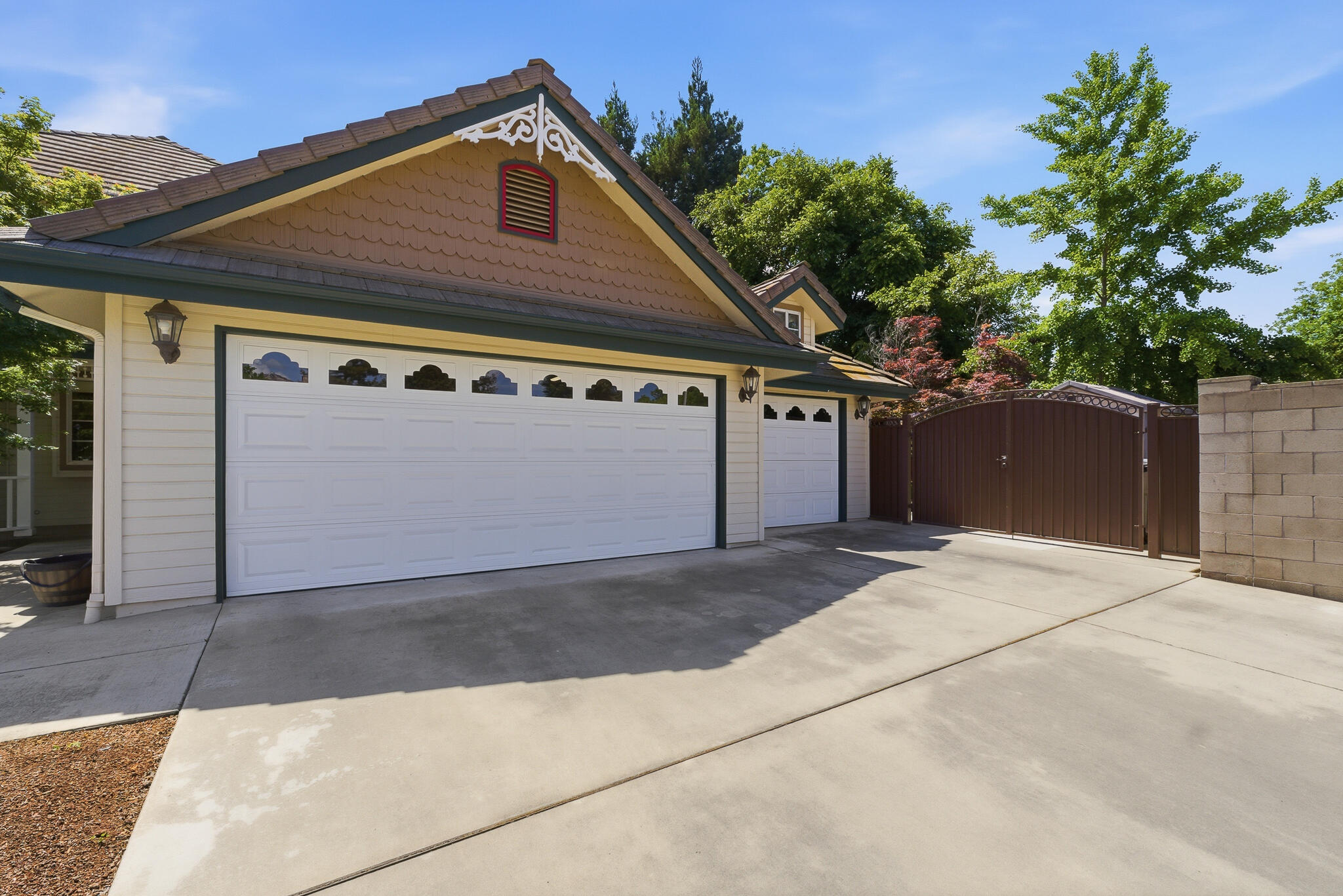 2320 SW Cottonwood Cir, Visalia, CA 93277