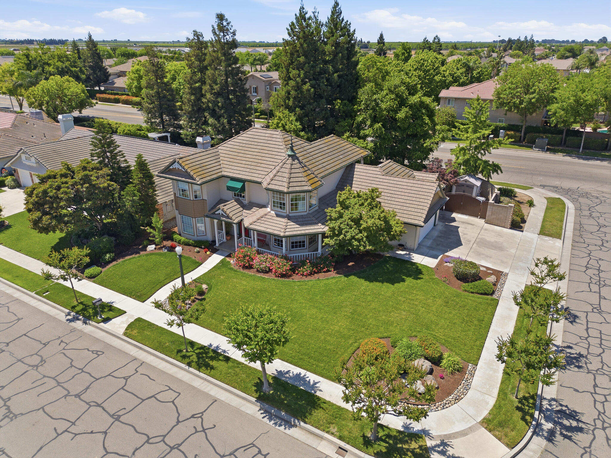 2320 SW Cottonwood Cir, Visalia, CA 93277