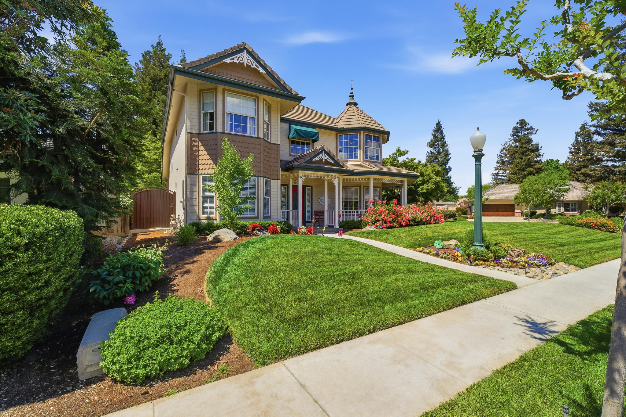 2320 SW Cottonwood Cir, Visalia, CA 93277