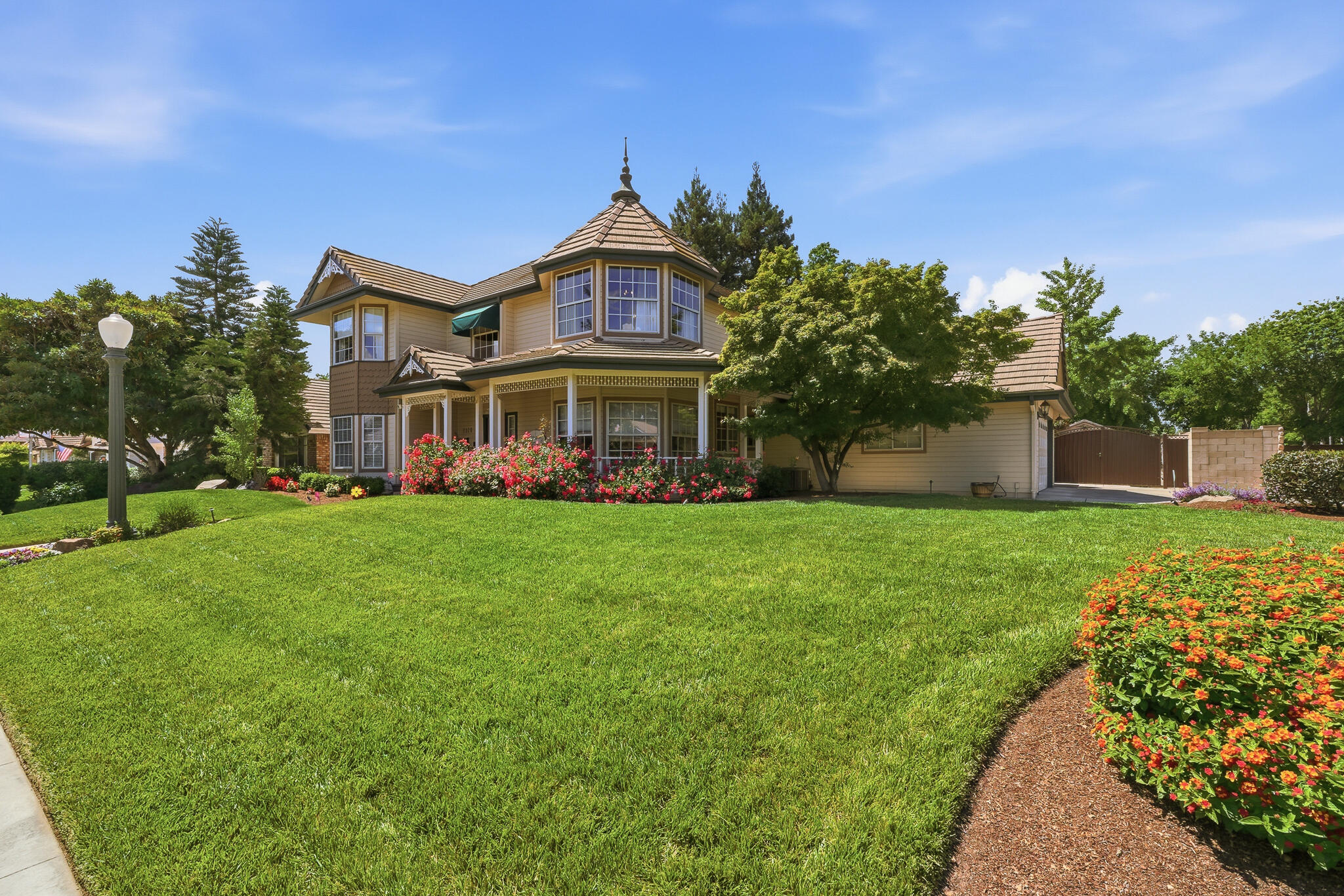 2320 SW Cottonwood Cir, Visalia, CA 93277