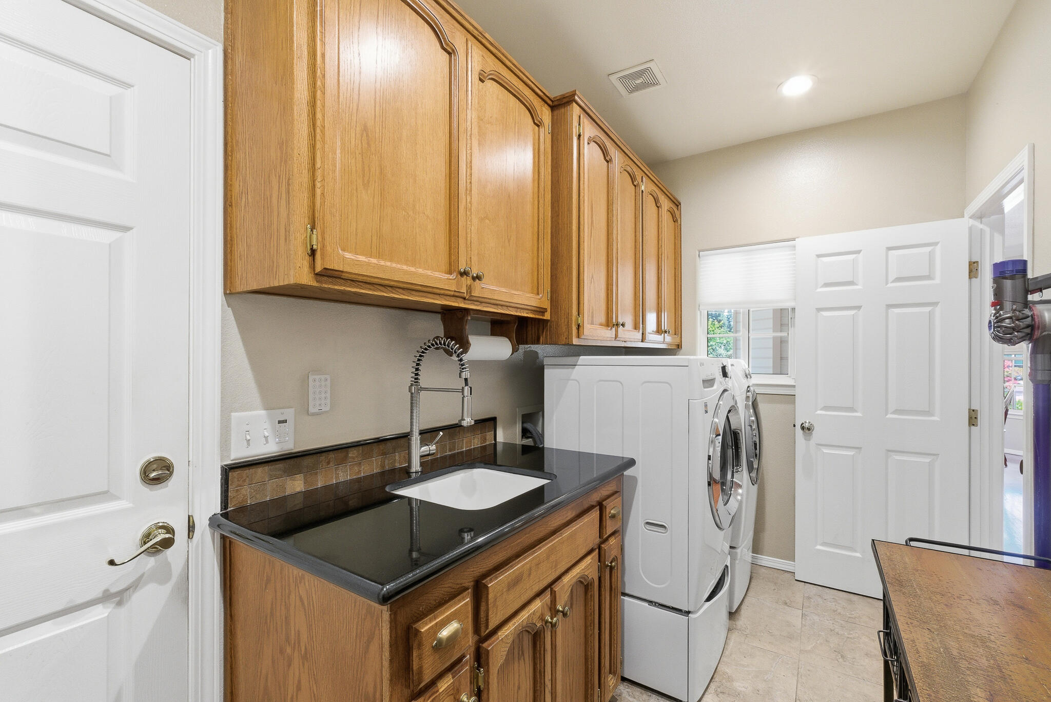 2320 SW Cottonwood Cir, Visalia, CA 93277