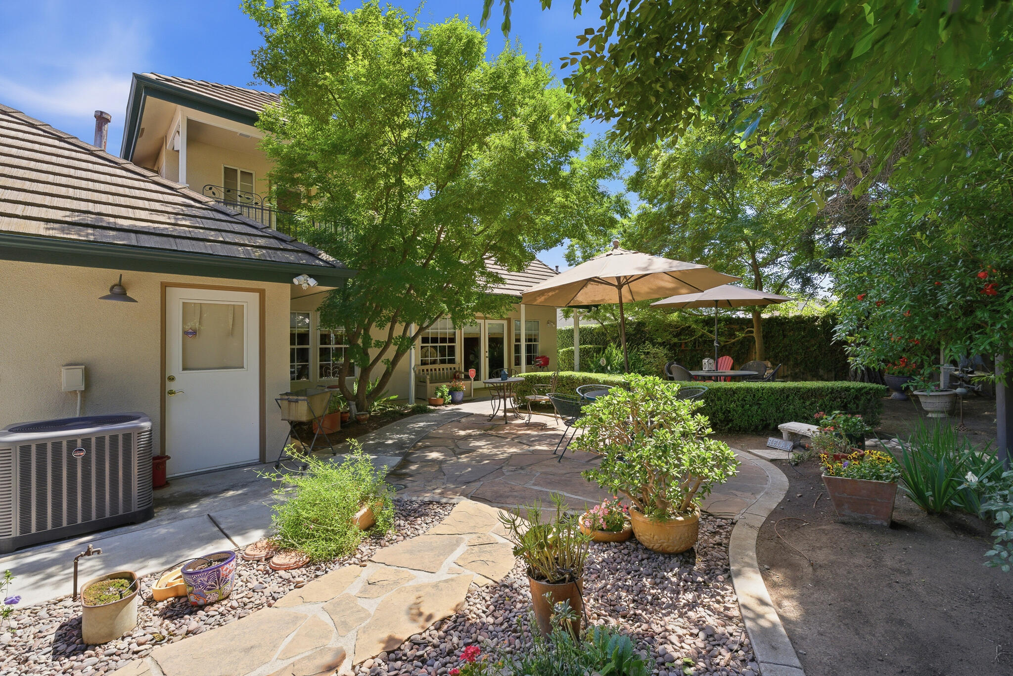 2320 SW Cottonwood Cir, Visalia, CA 93277