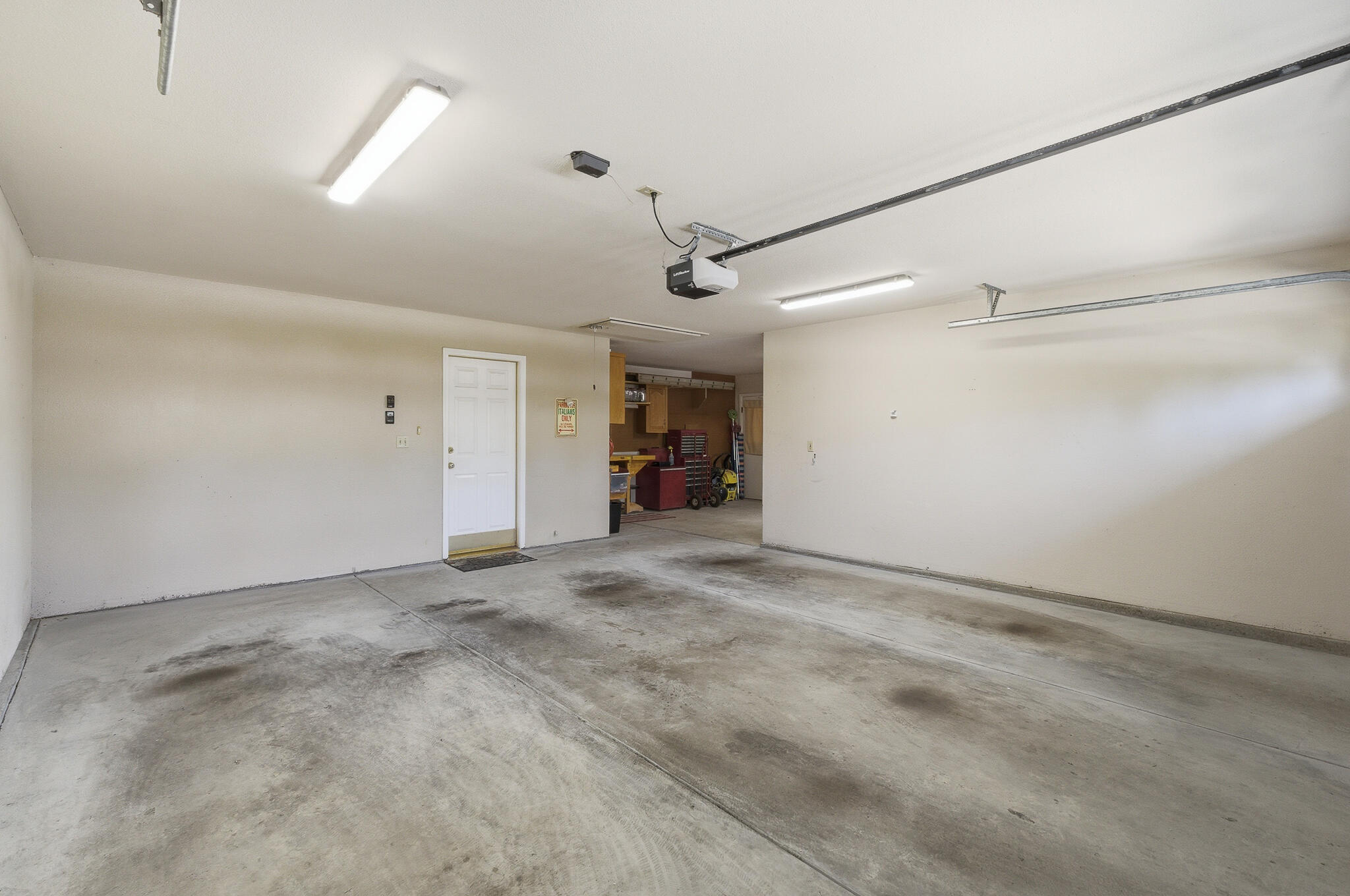 2320 SW Cottonwood Cir, Visalia, CA 93277