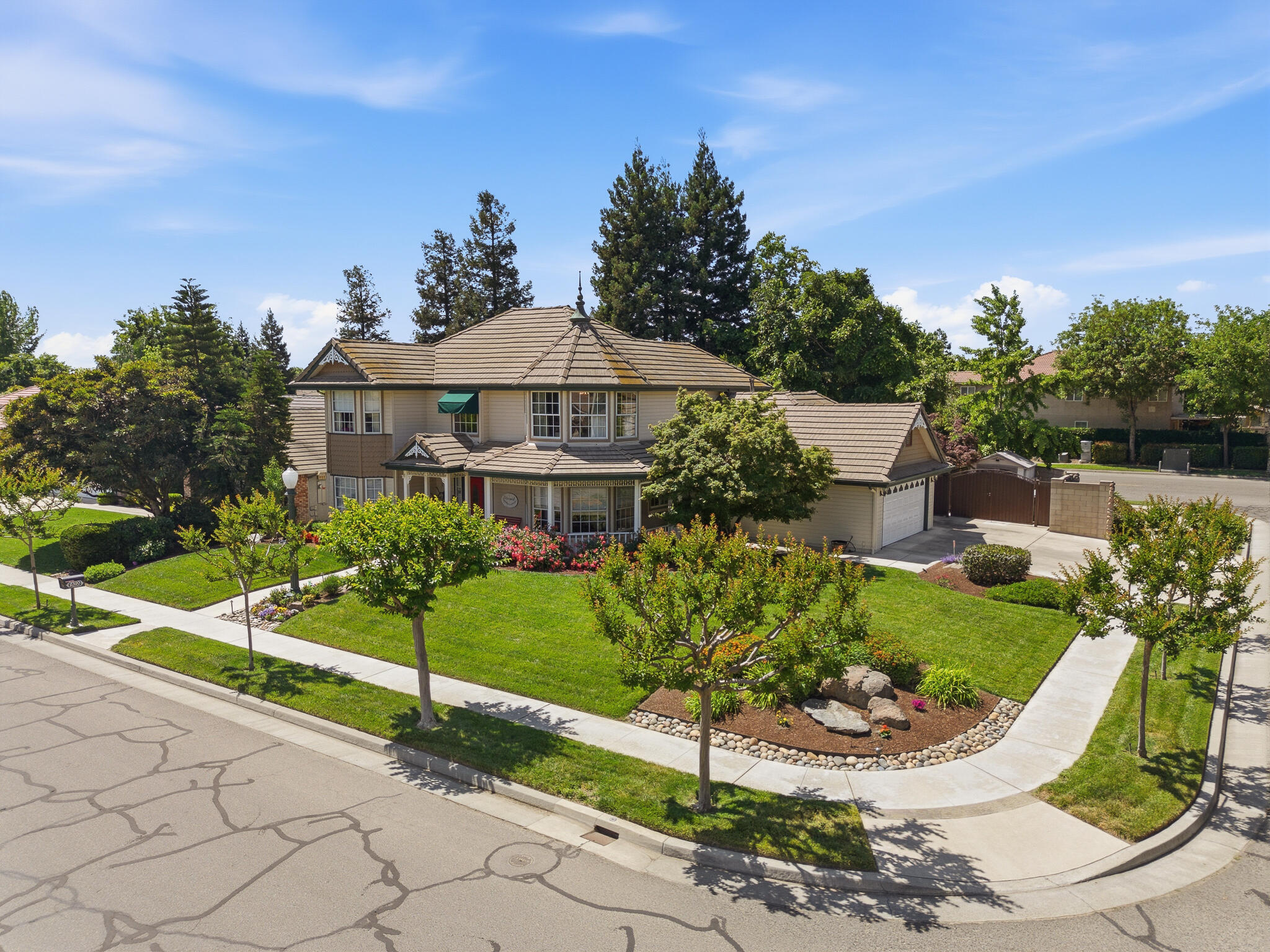 2320 SW Cottonwood Cir, Visalia, CA 93277