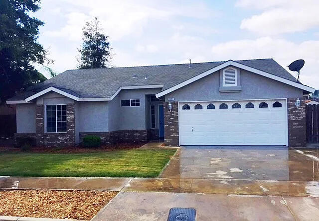 2111 W Merritt Ave, Tulare, CA 93274