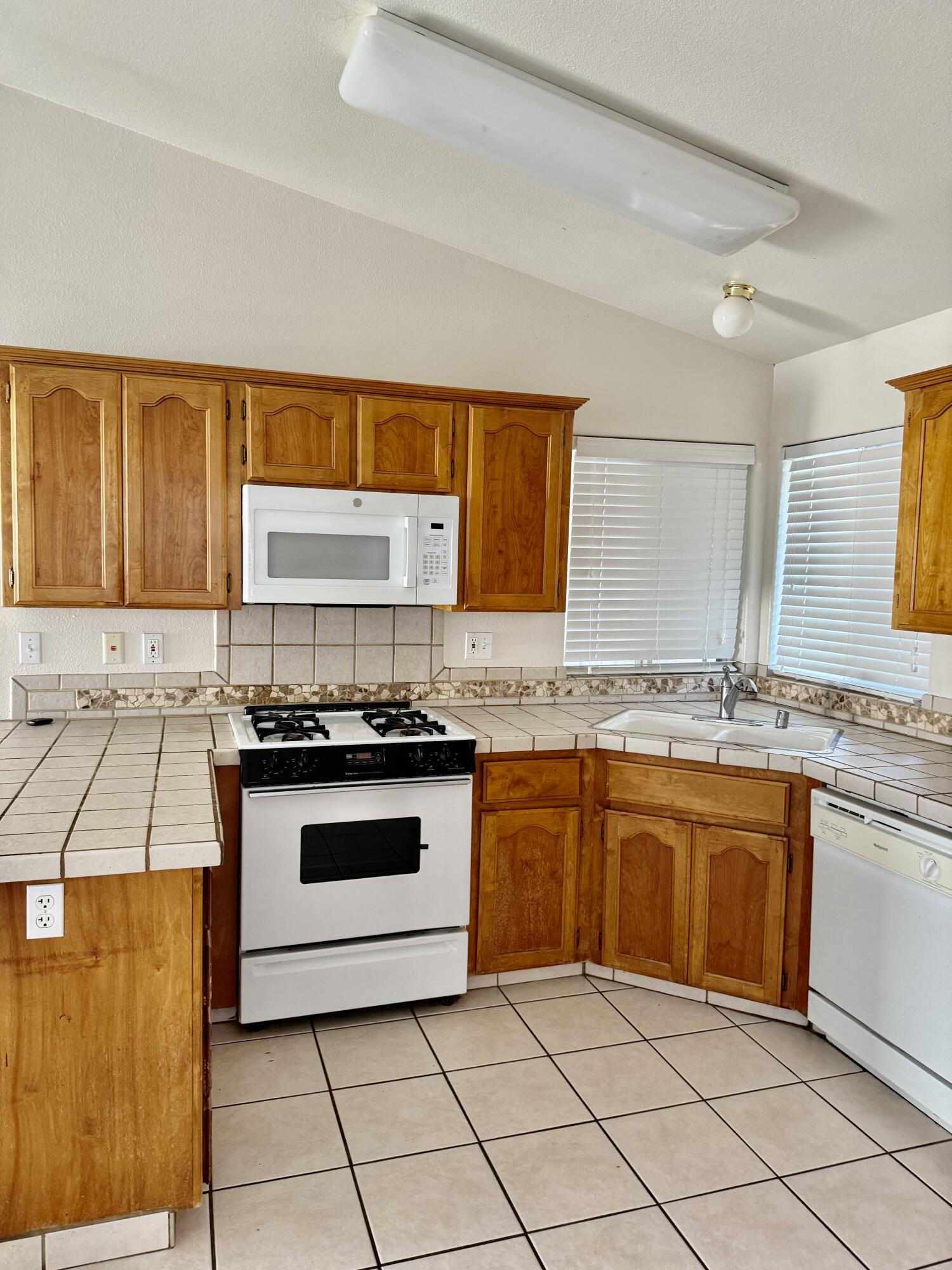 2144 S Virmargo St, Visalia, CA 93292