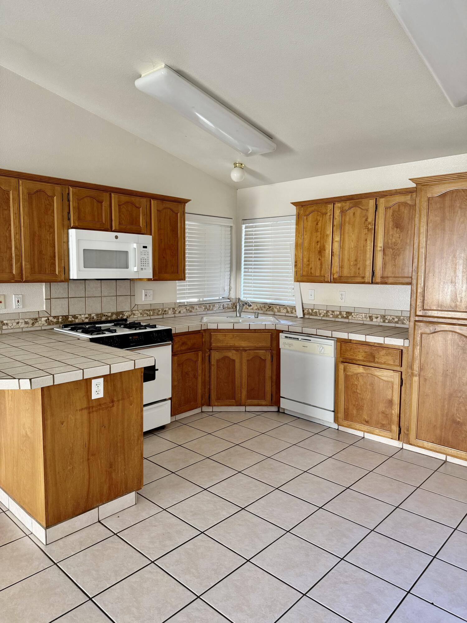 2144 S Virmargo St, Visalia, CA 93292