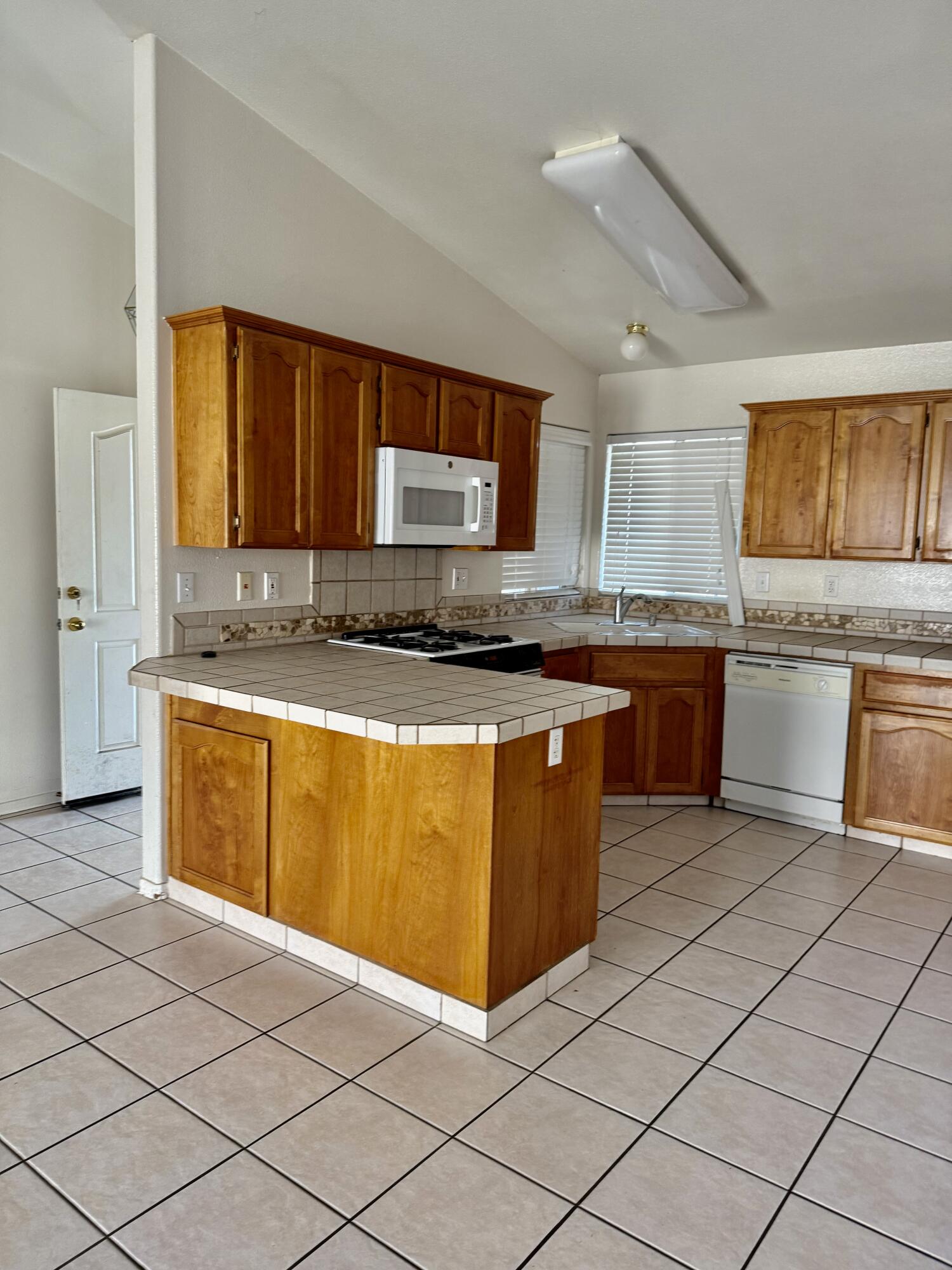 2144 S Virmargo St, Visalia, CA 93292