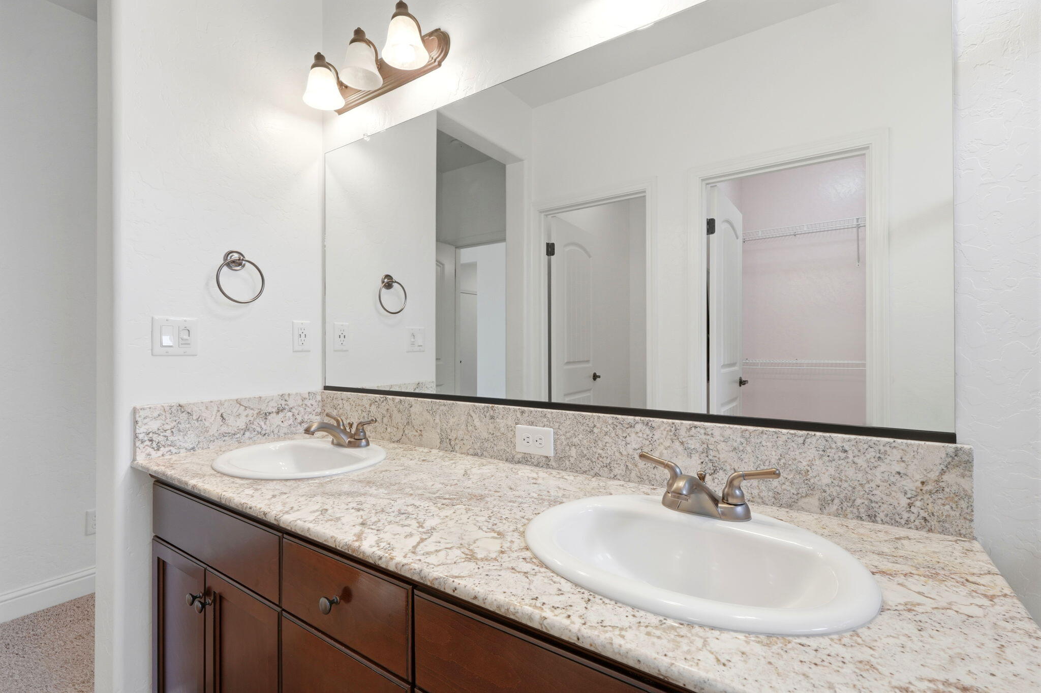 3026 Winslow St, Visalia, CA 93291