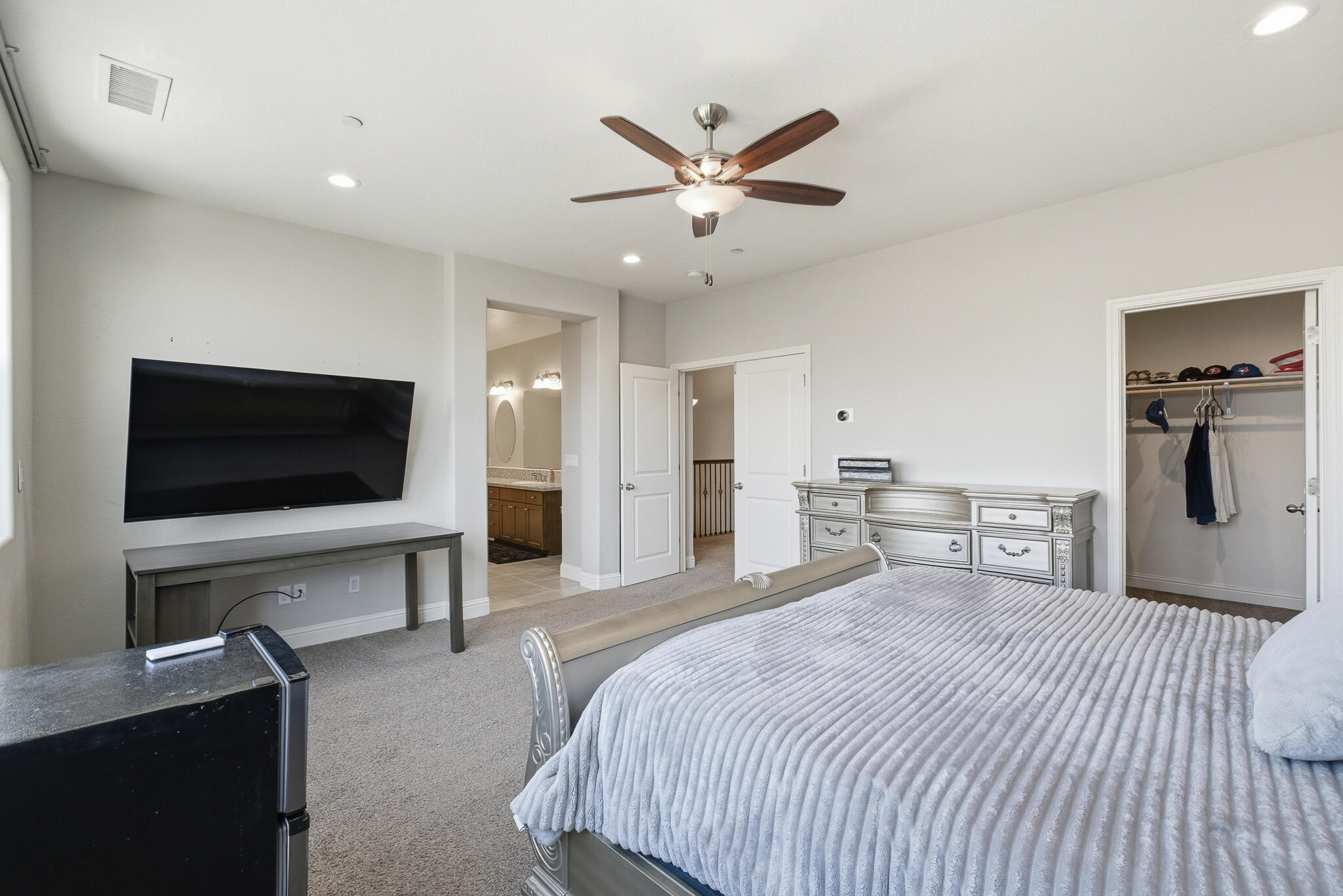 1621 W Sedona Ave, Visalia, CA 93291