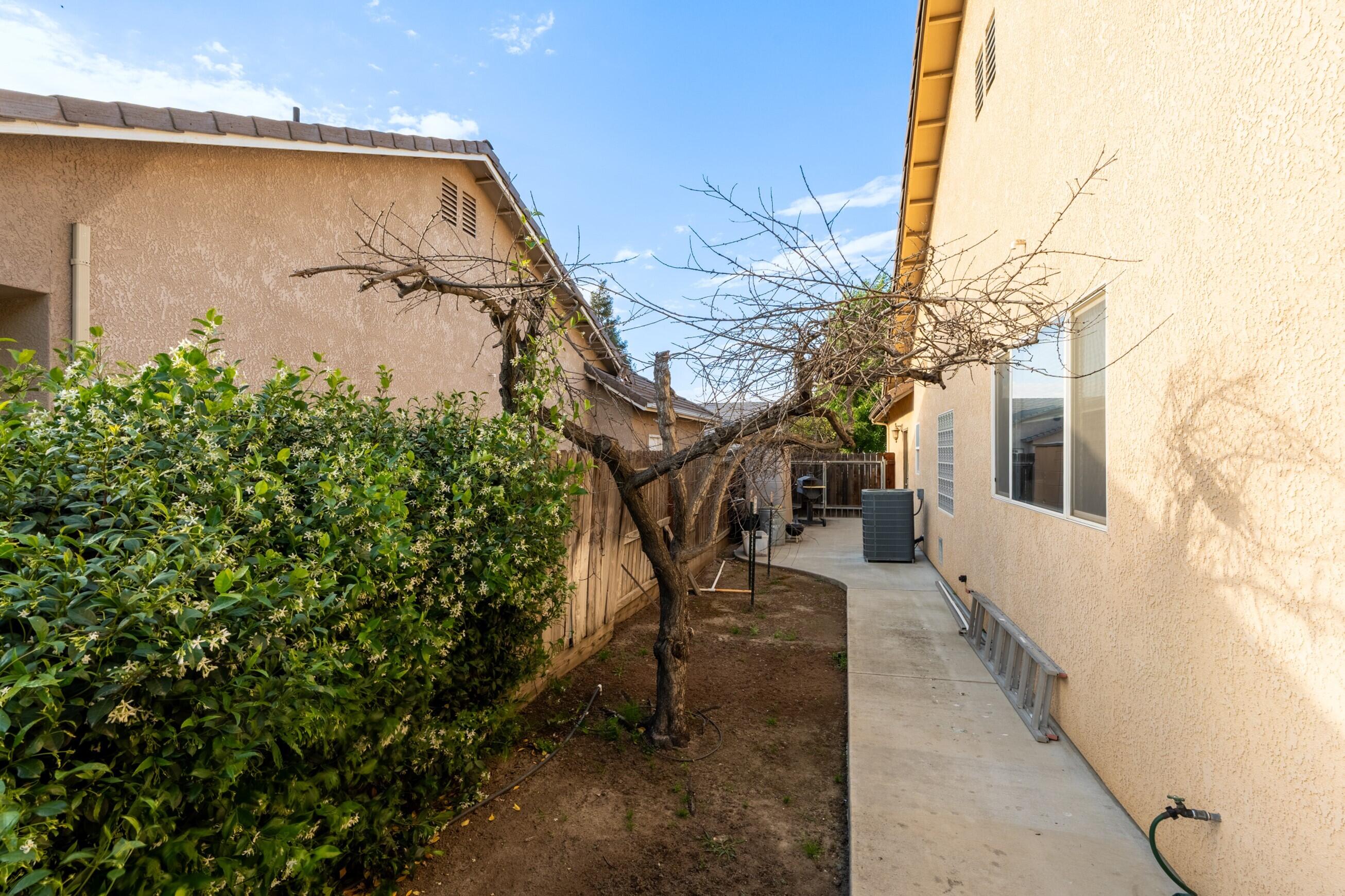 1985 Harvard Ave, Tulare, CA 93274