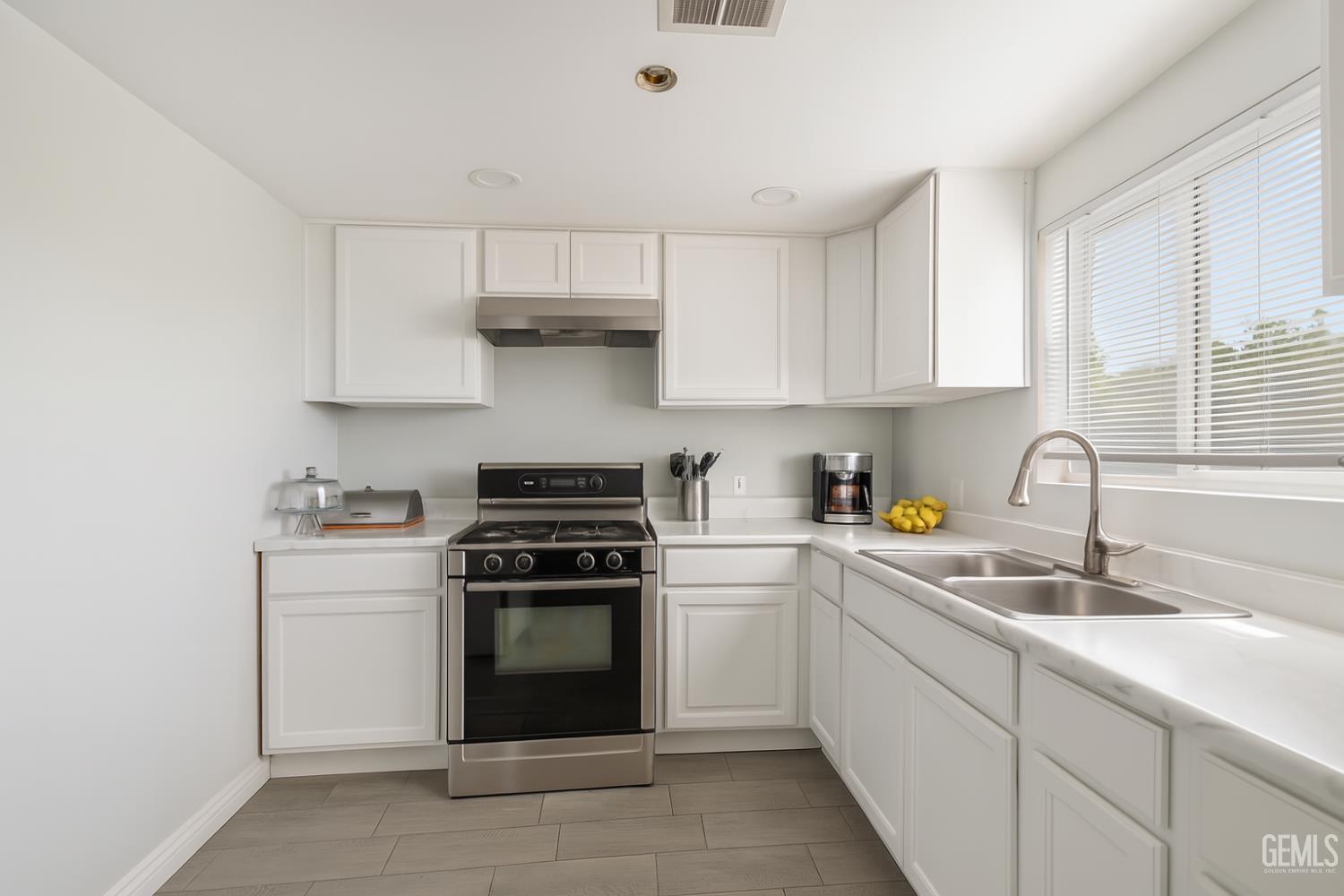 818 Decatur St, Bakersfield, CA 93308