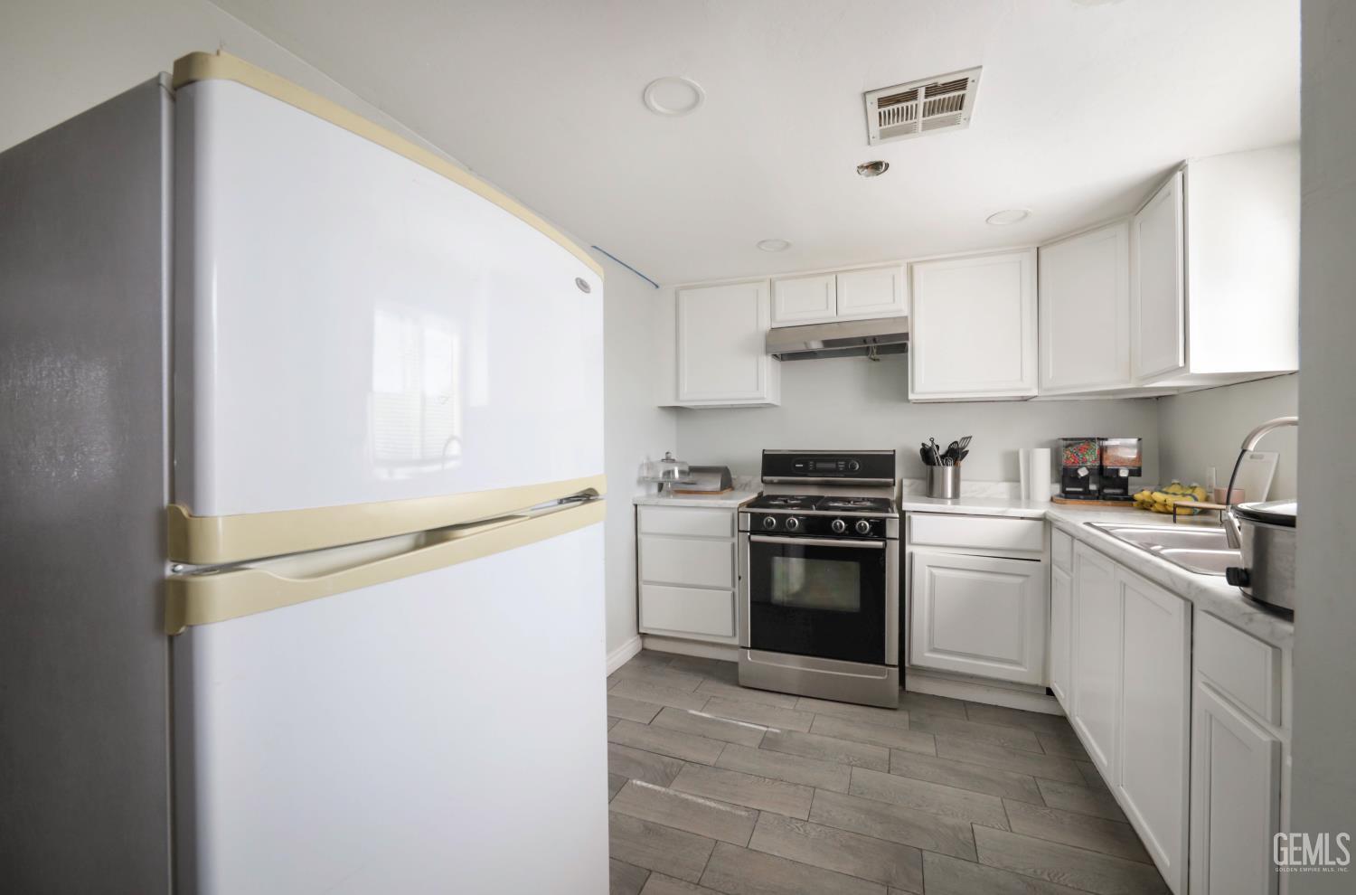 818 Decatur St, Bakersfield, CA 93308