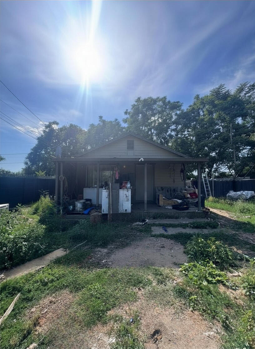 869 N Brundage Ave, Farmersville, CA 93223