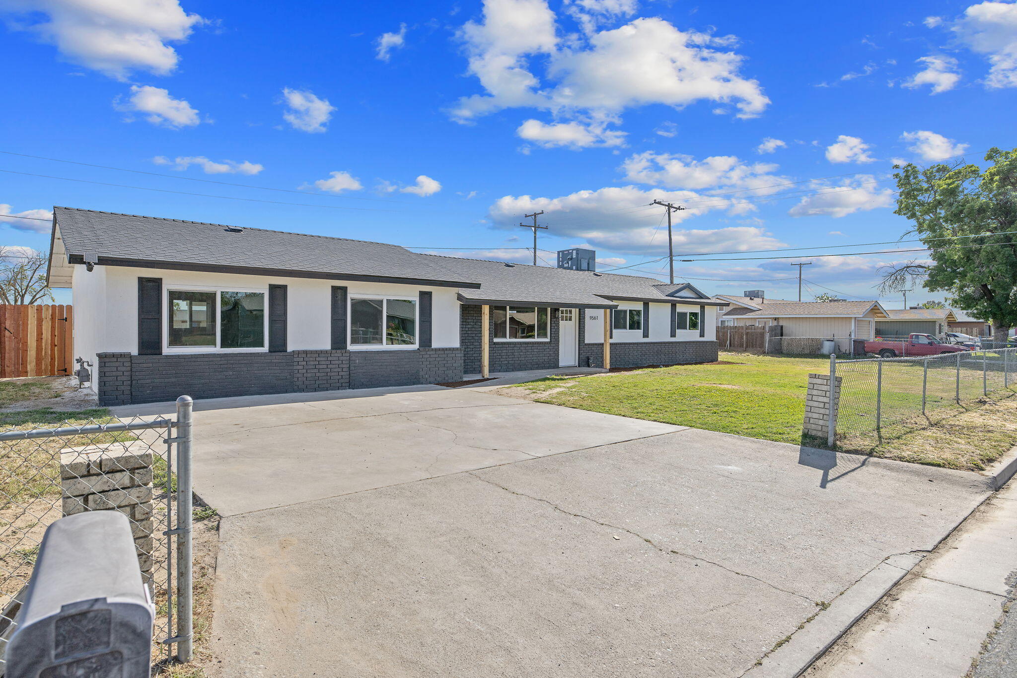 9561 Garden Dr, Hanford, CA 93230