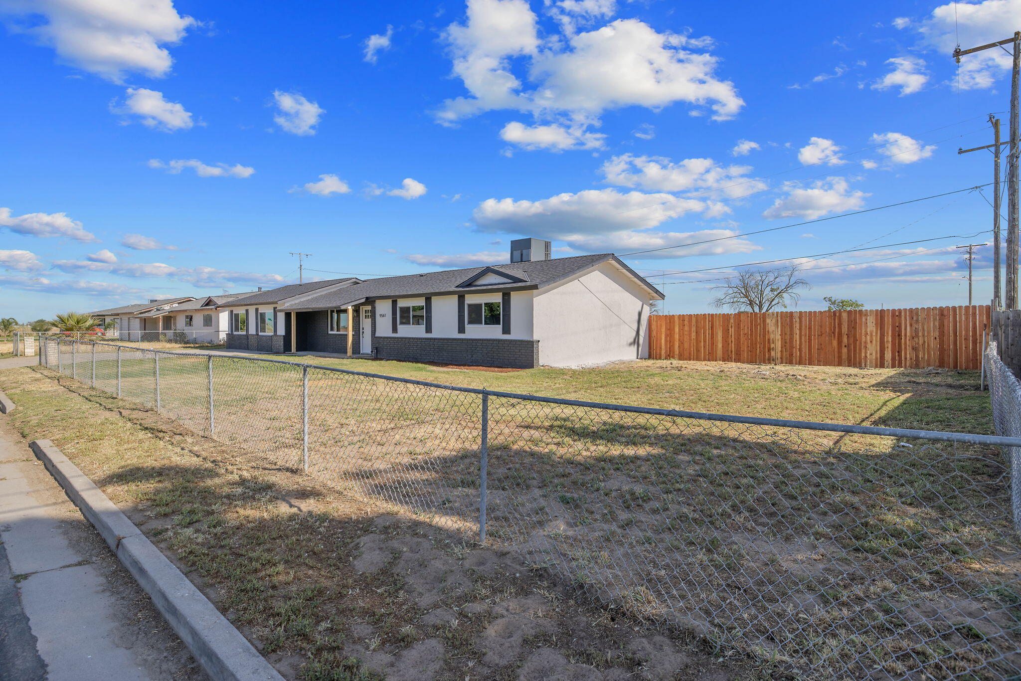 9561 Garden Dr, Hanford, CA 93230