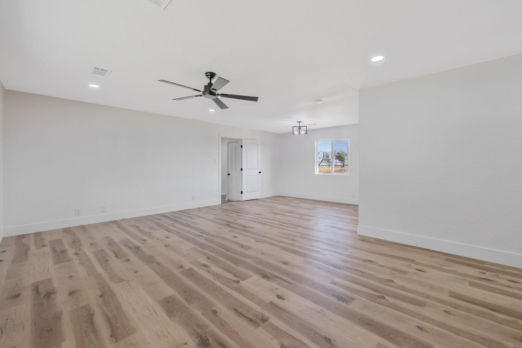 9561 Garden Dr, Hanford, CA 93230