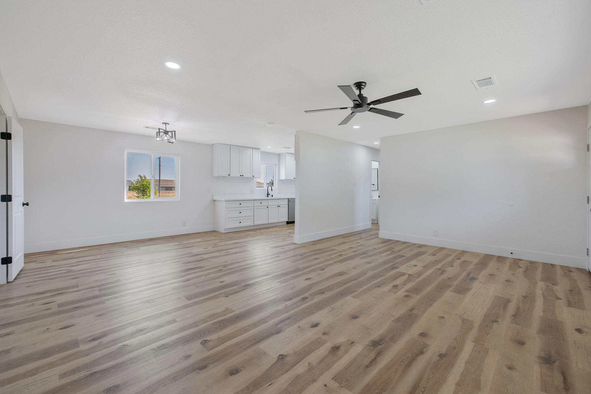 9561 Garden Dr, Hanford, CA 93230