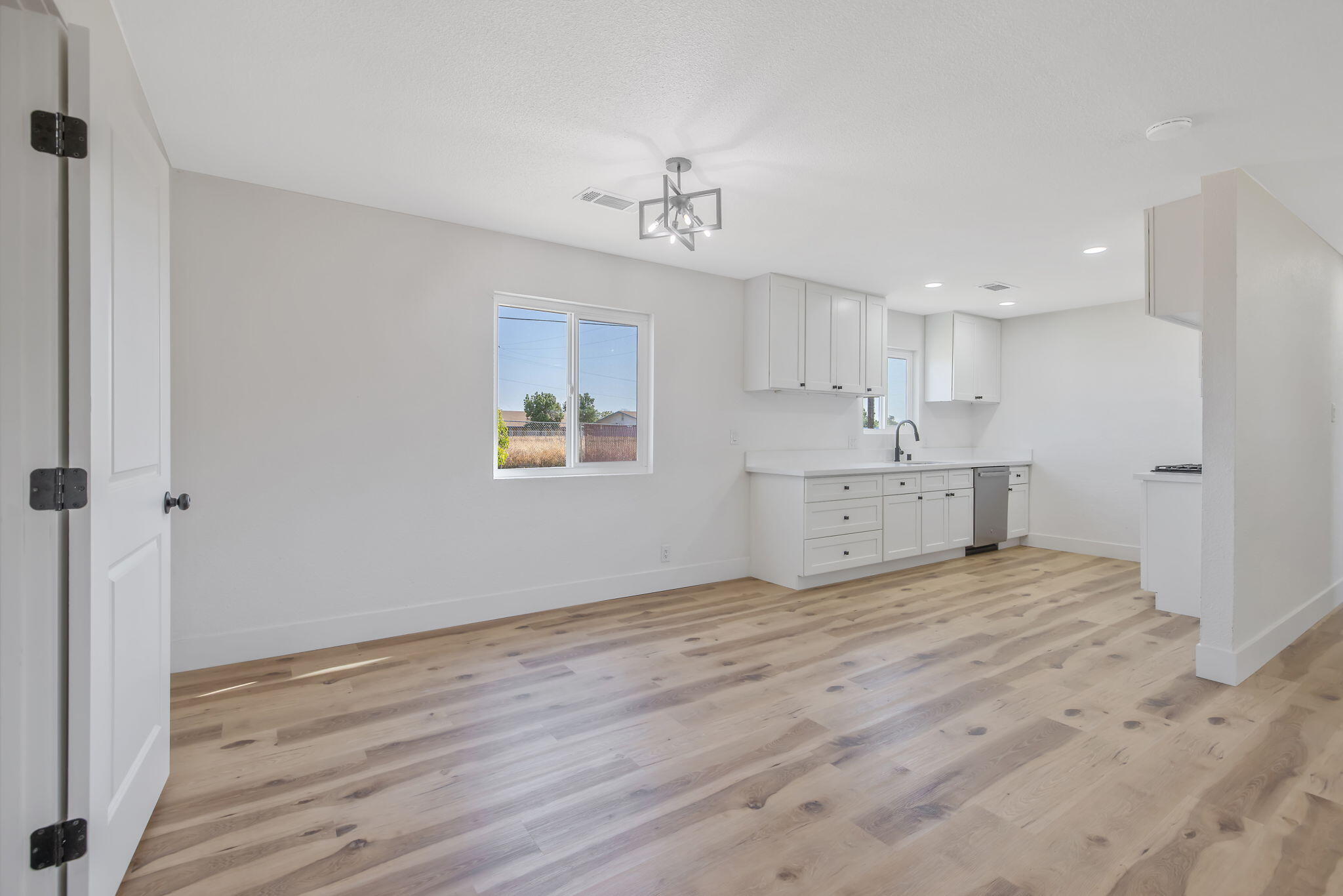 9561 Garden Dr, Hanford, CA 93230