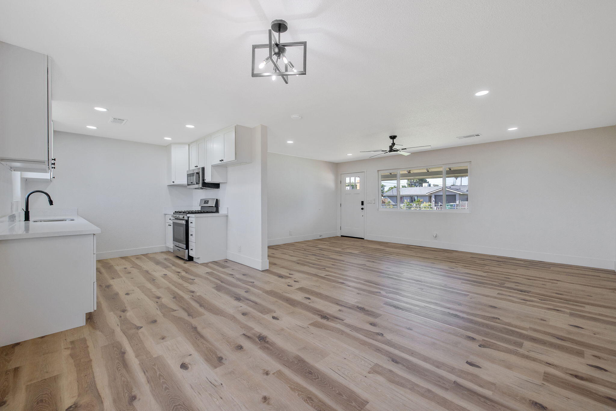 9561 Garden Dr, Hanford, CA 93230