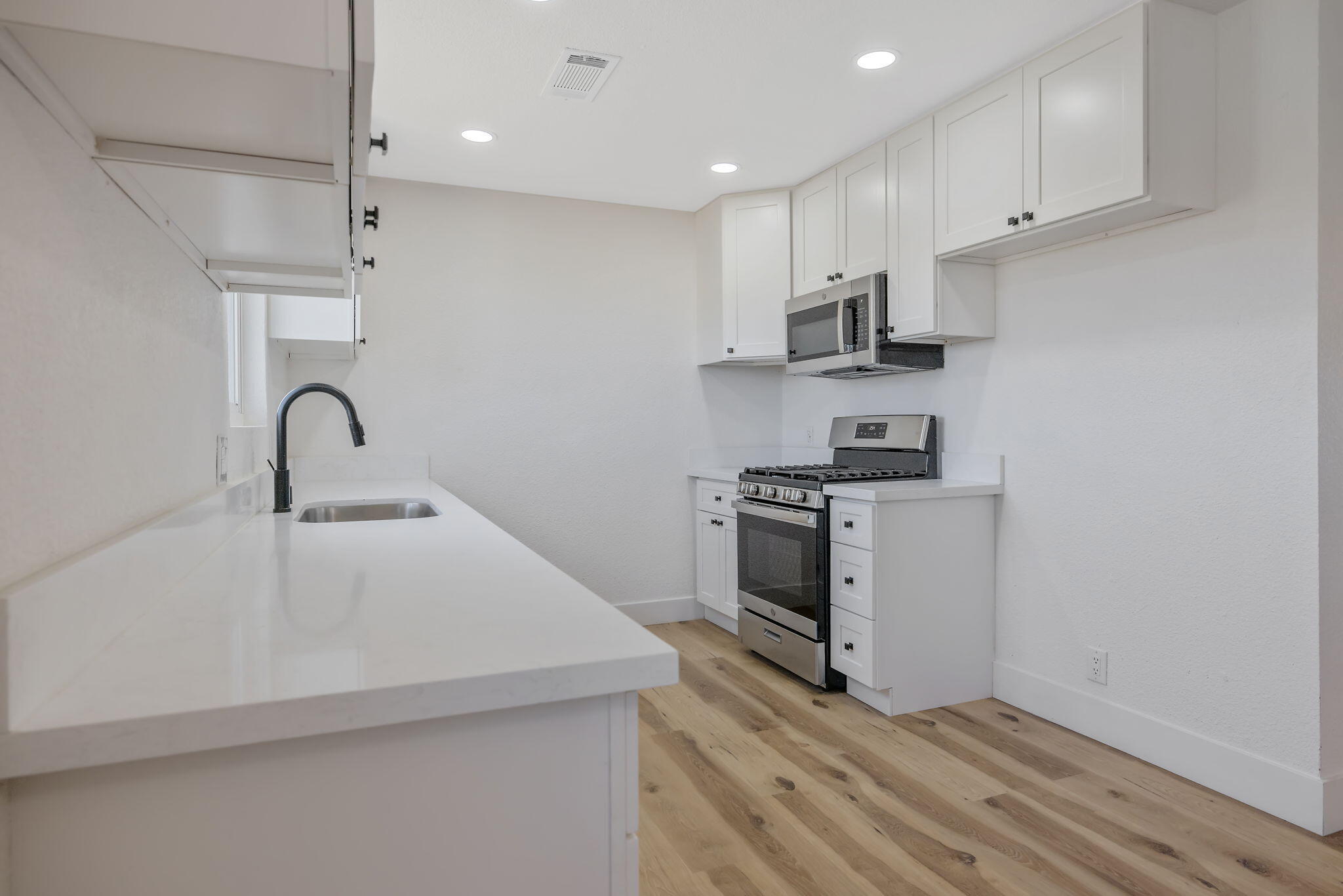 9561 Garden Dr, Hanford, CA 93230