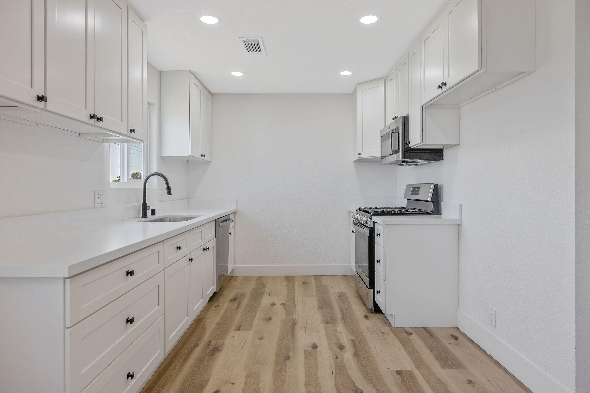 9561 Garden Dr, Hanford, CA 93230