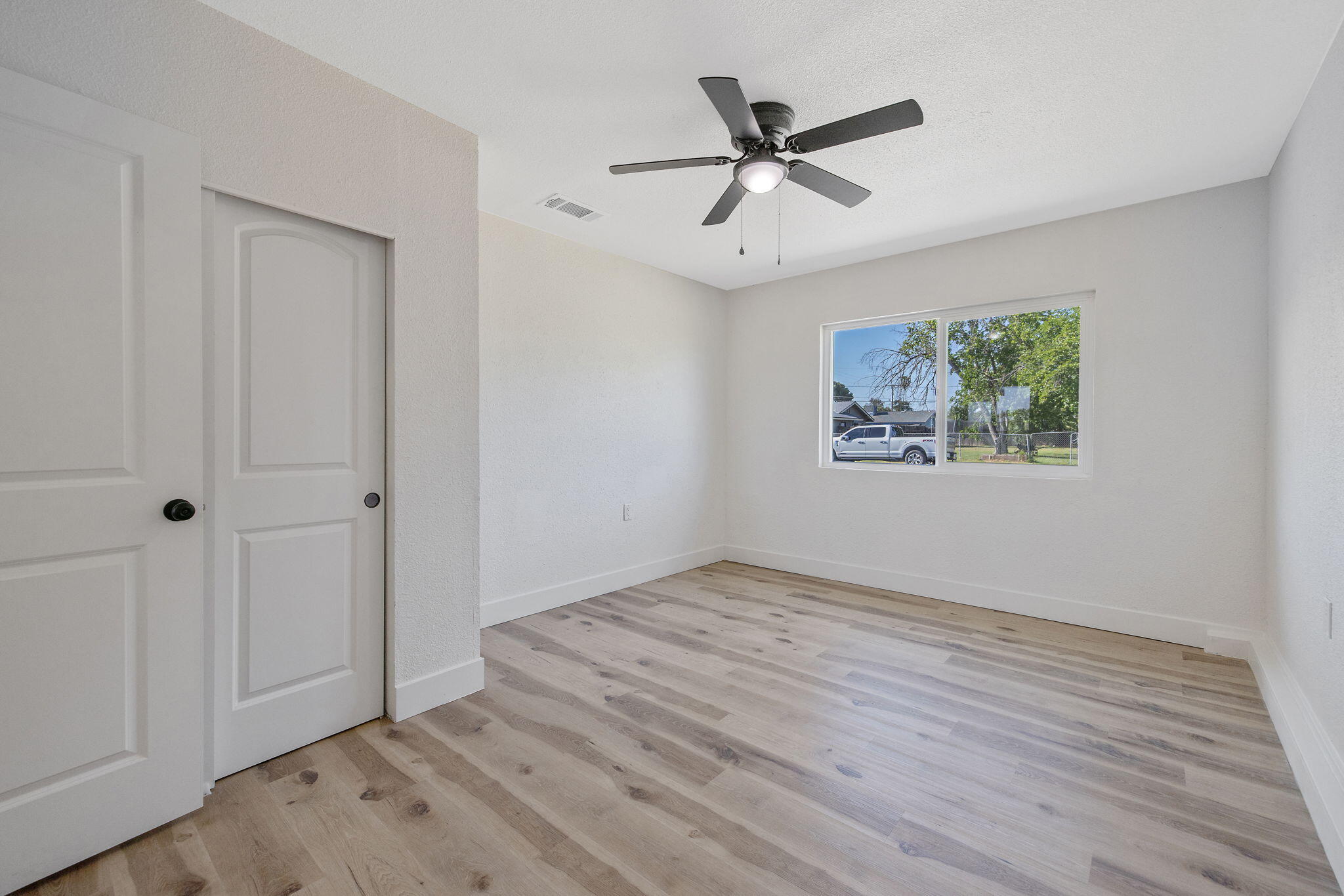 9561 Garden Dr, Hanford, CA 93230