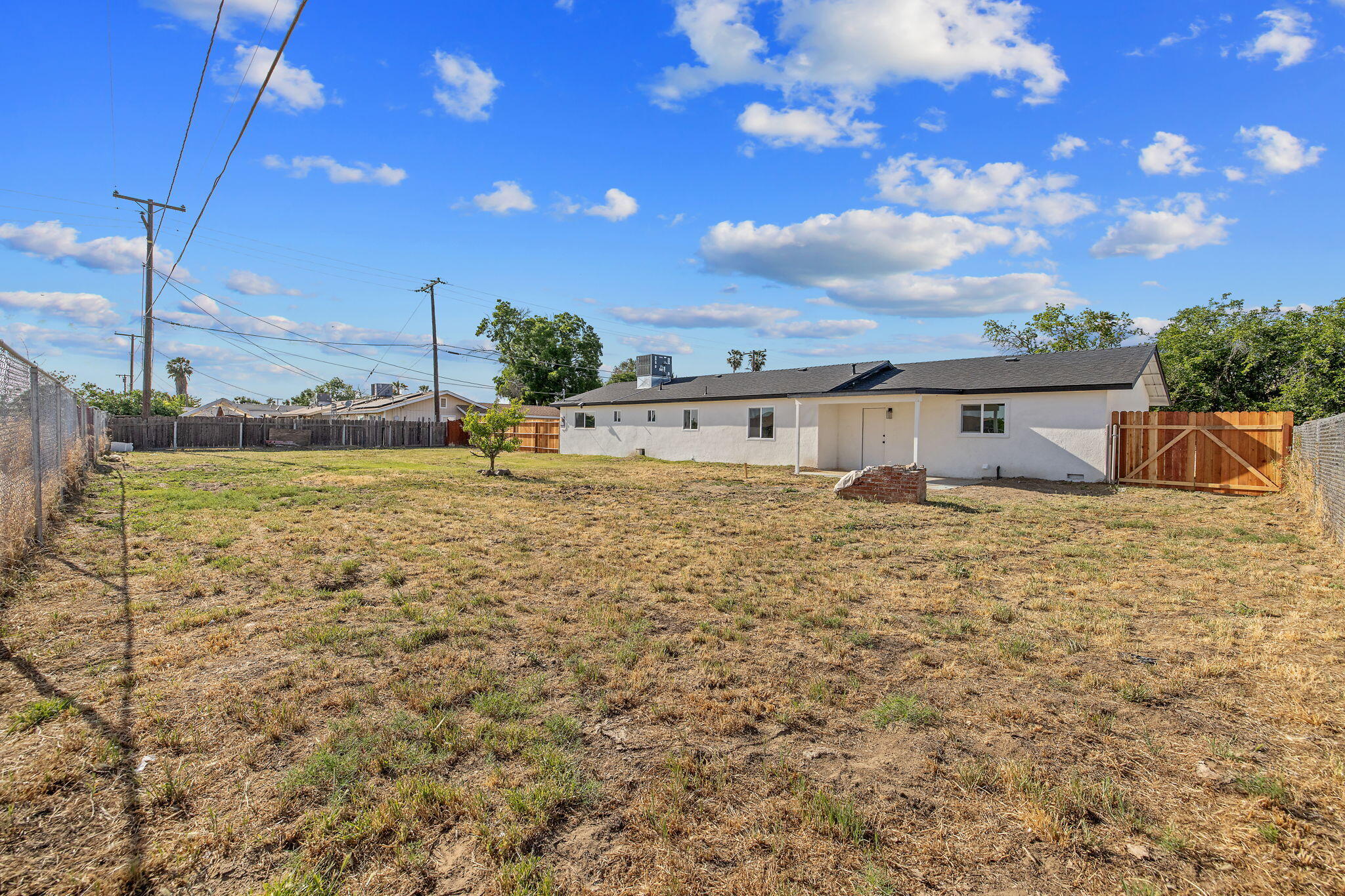 9561 Garden Dr, Hanford, CA 93230