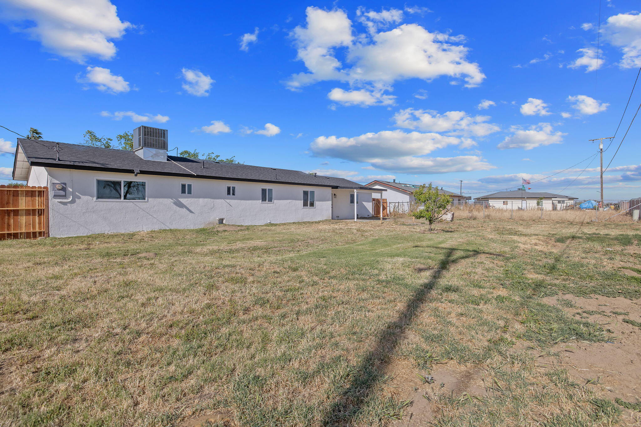 9561 Garden Dr, Hanford, CA 93230