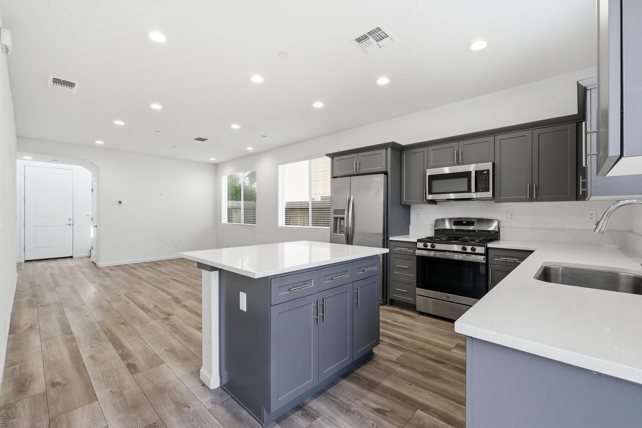 3008 N Creekside St, Visalia, CA 93291