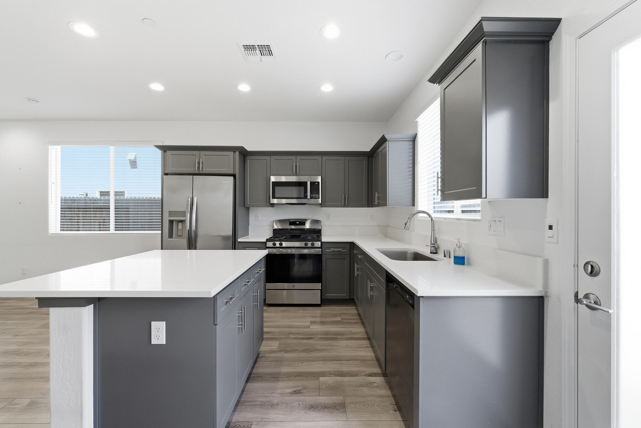 3008 N Creekside St, Visalia, CA 93291