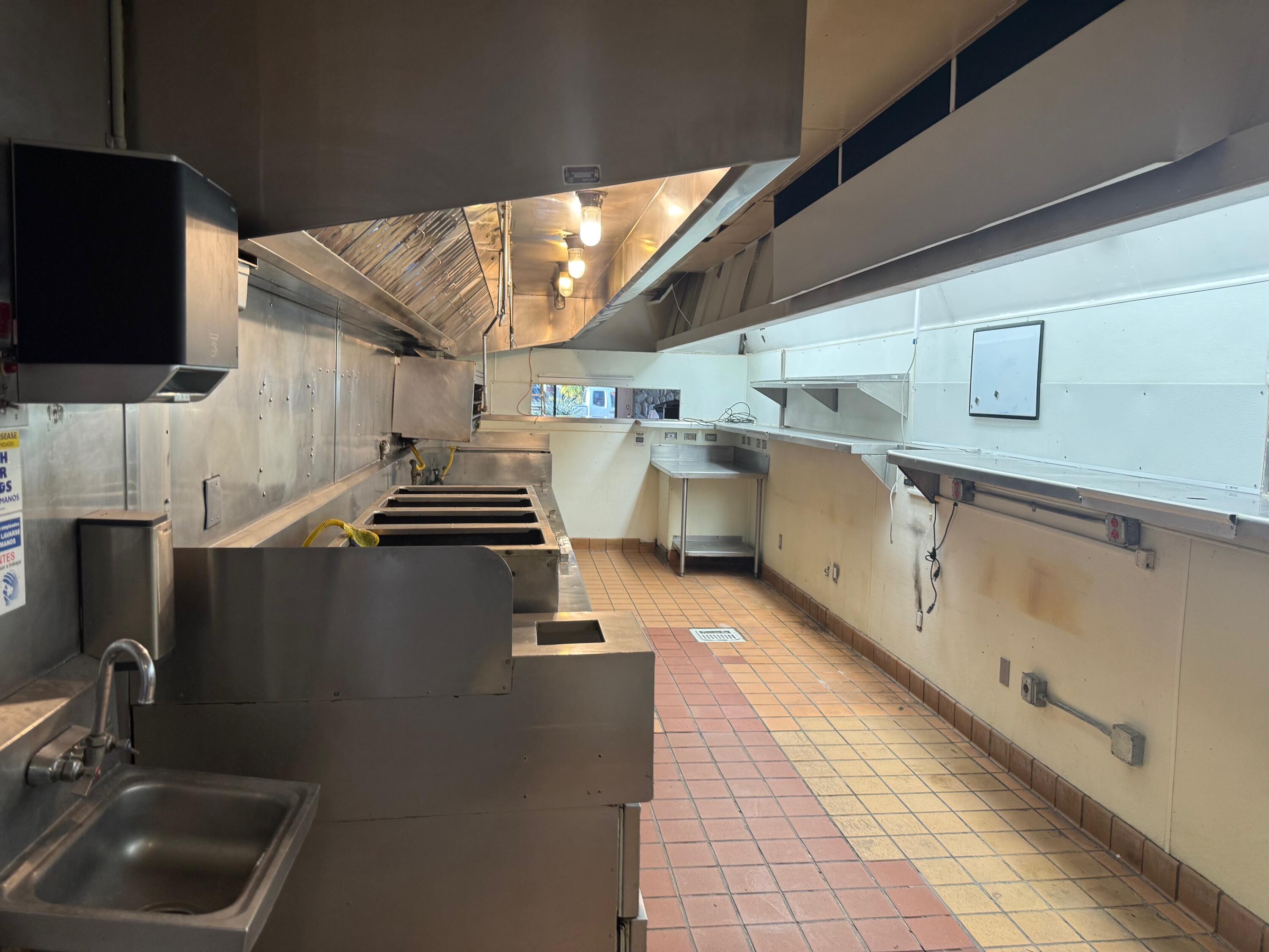 955 Oak St, Bakersfield, CA 93304