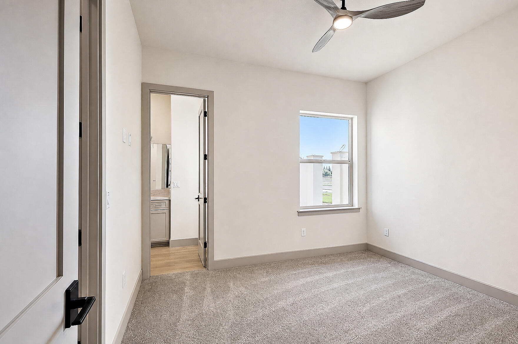 2624 N Leila St, Visalia, CA 93291
