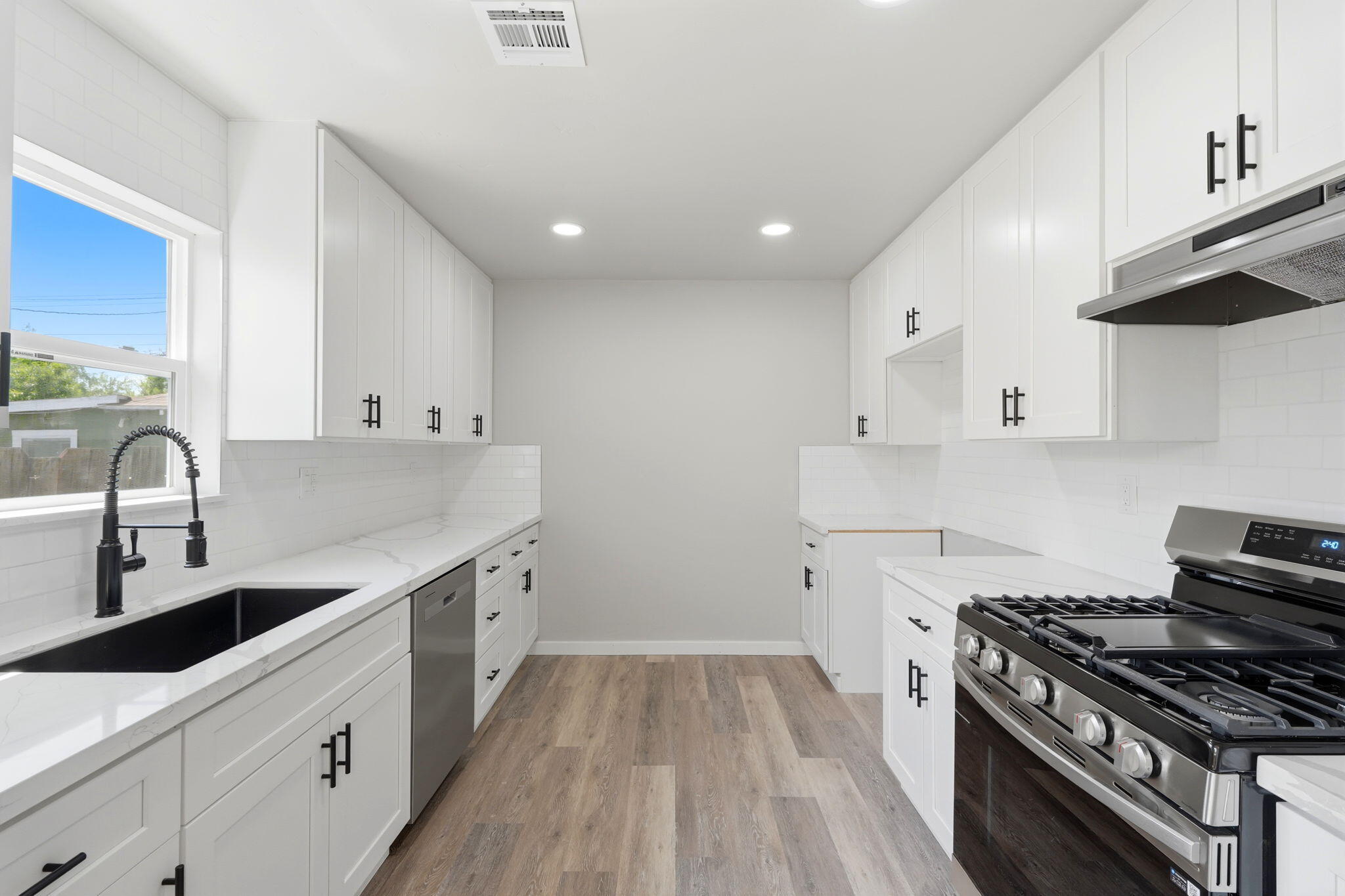 593 N 3rd St, Porterville, CA 93257