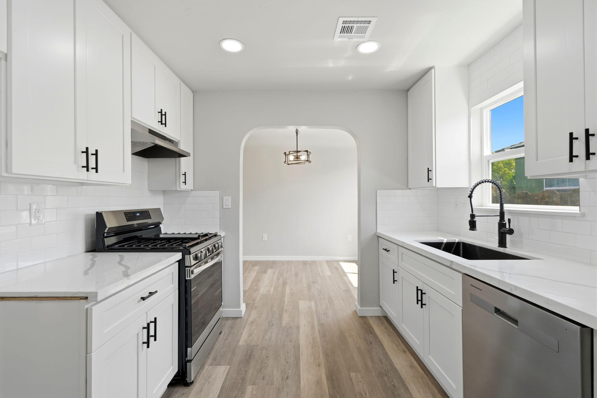 593 N 3rd St, Porterville, CA 93257