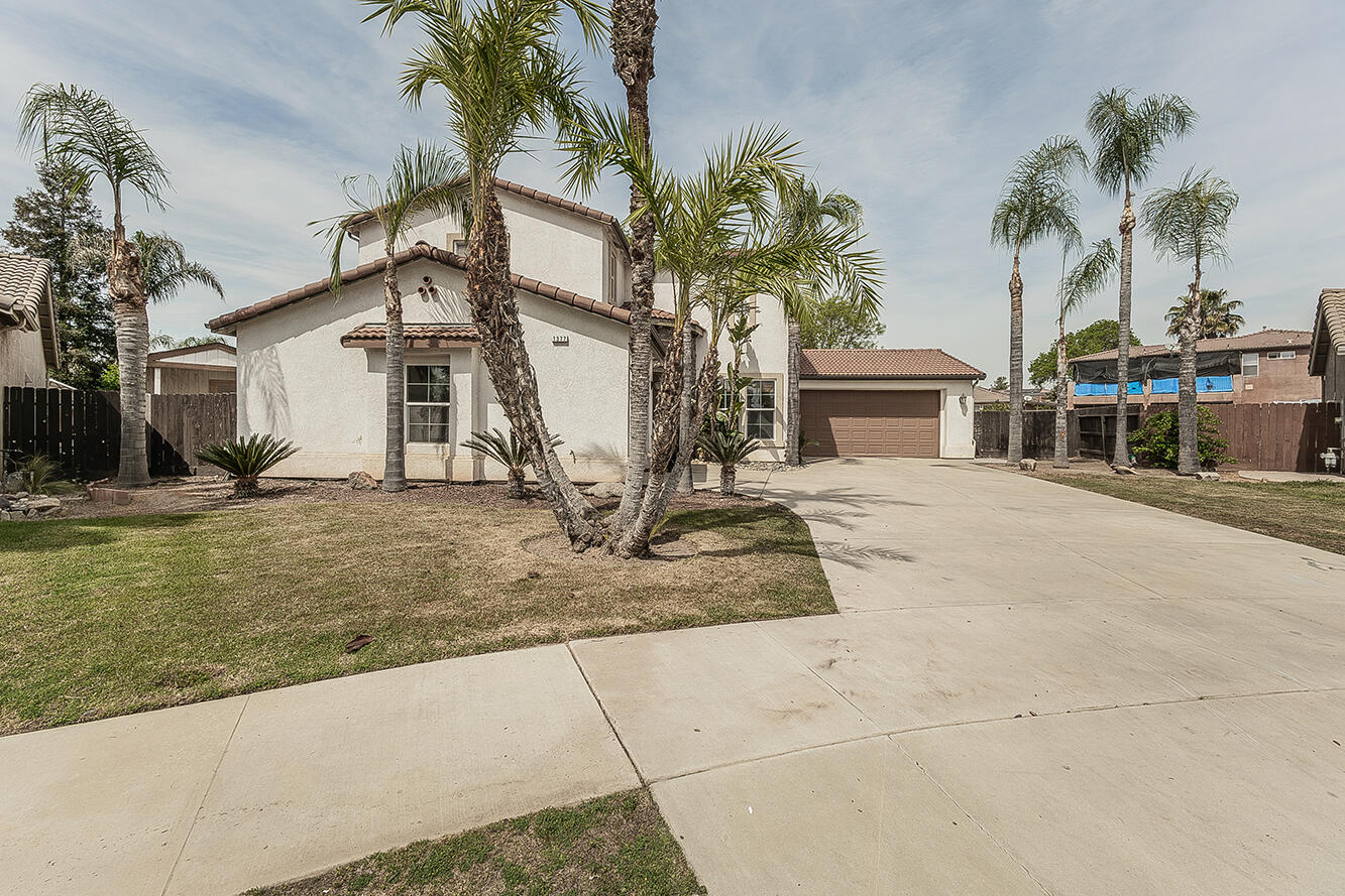 1377 Fenmore Ave, Sanger, CA 93657