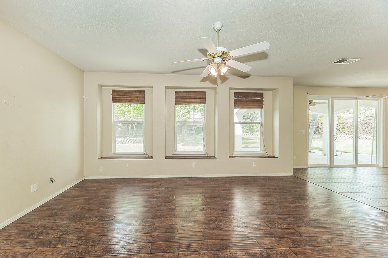 1377 Fenmore Ave, Sanger, CA 93657