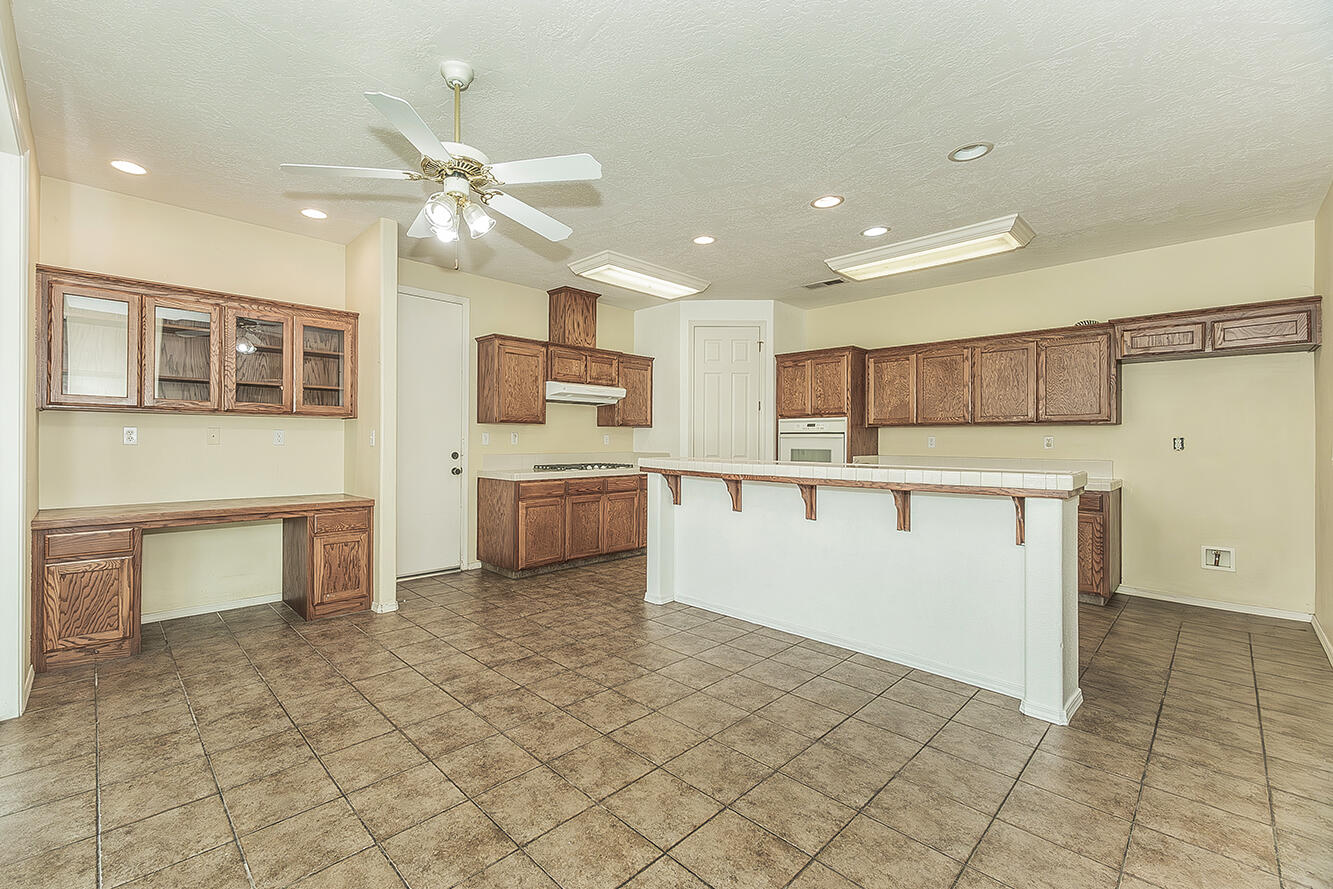 1377 Fenmore Ave, Sanger, CA 93657