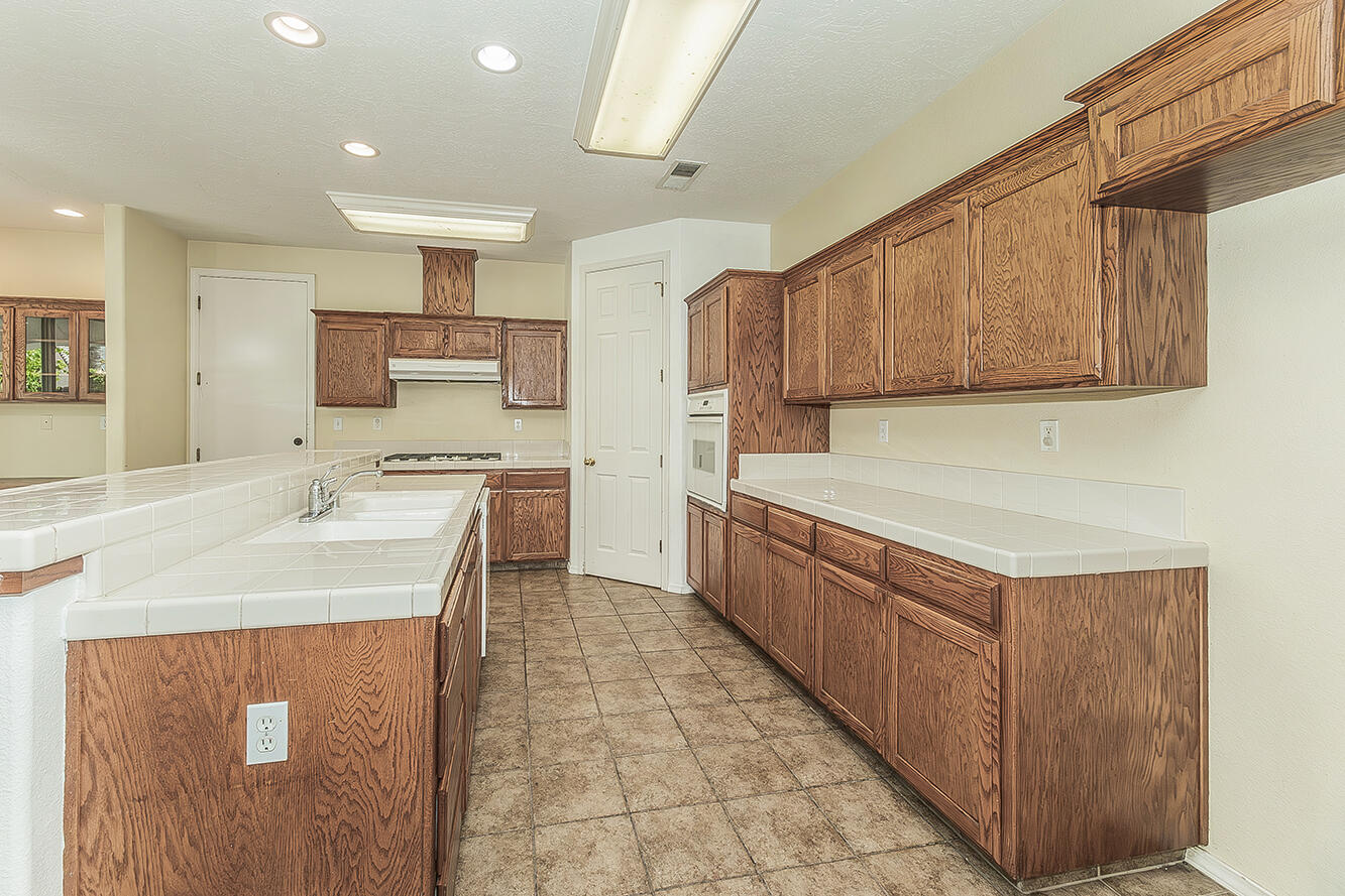 1377 Fenmore Ave, Sanger, CA 93657