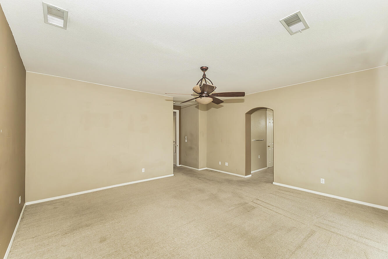 1377 Fenmore Ave, Sanger, CA 93657