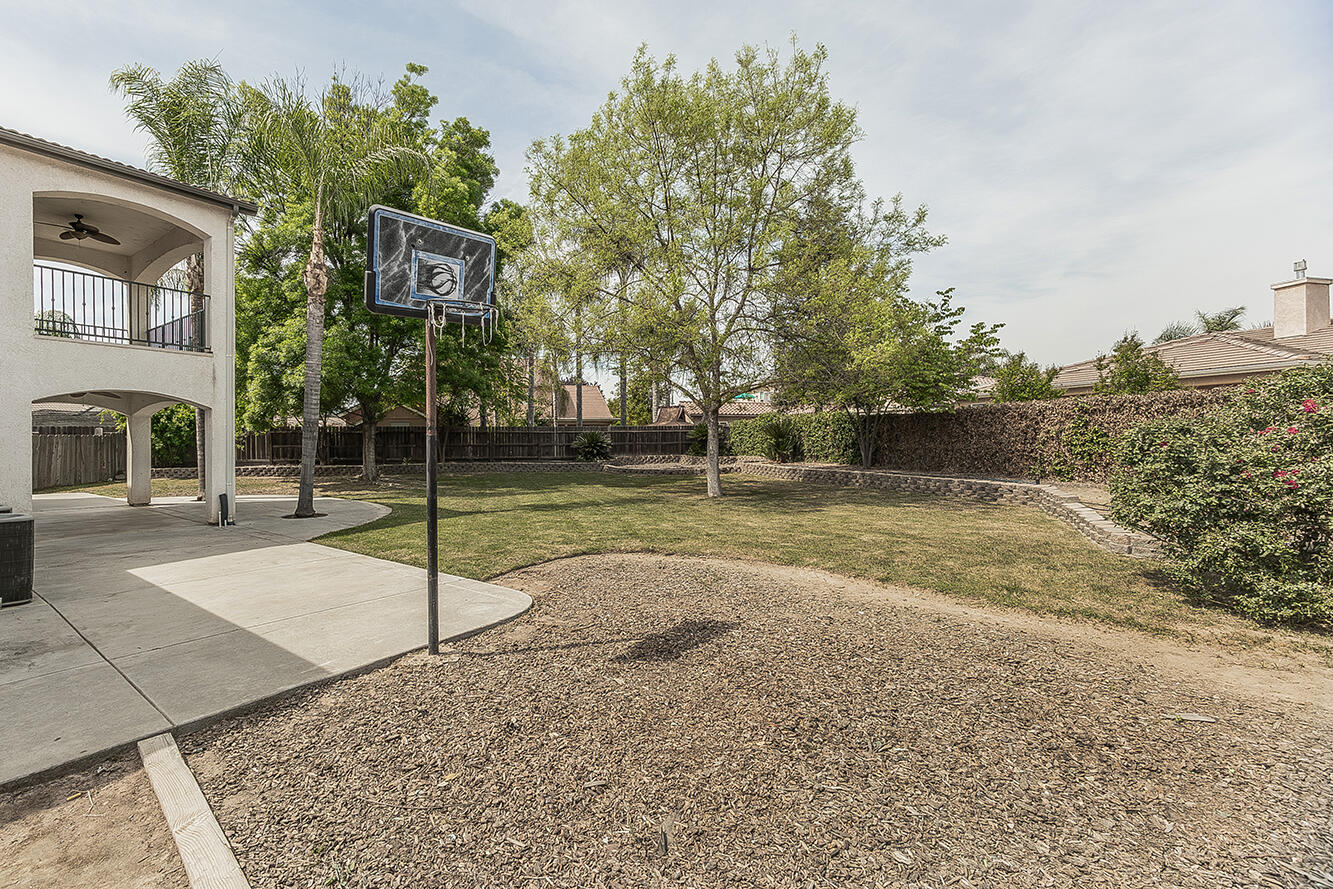 1377 Fenmore Ave, Sanger, CA 93657