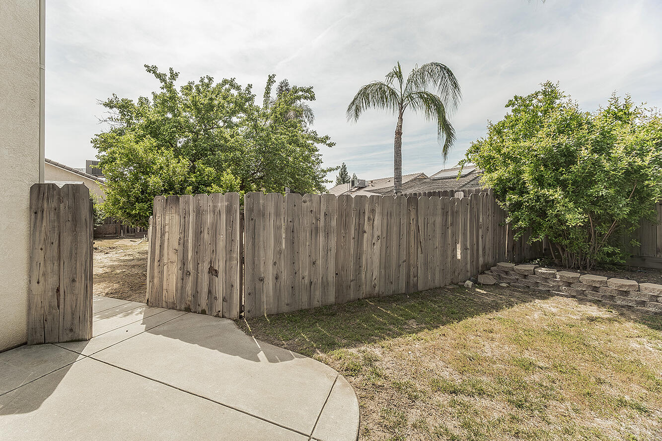 1377 Fenmore Ave, Sanger, CA 93657