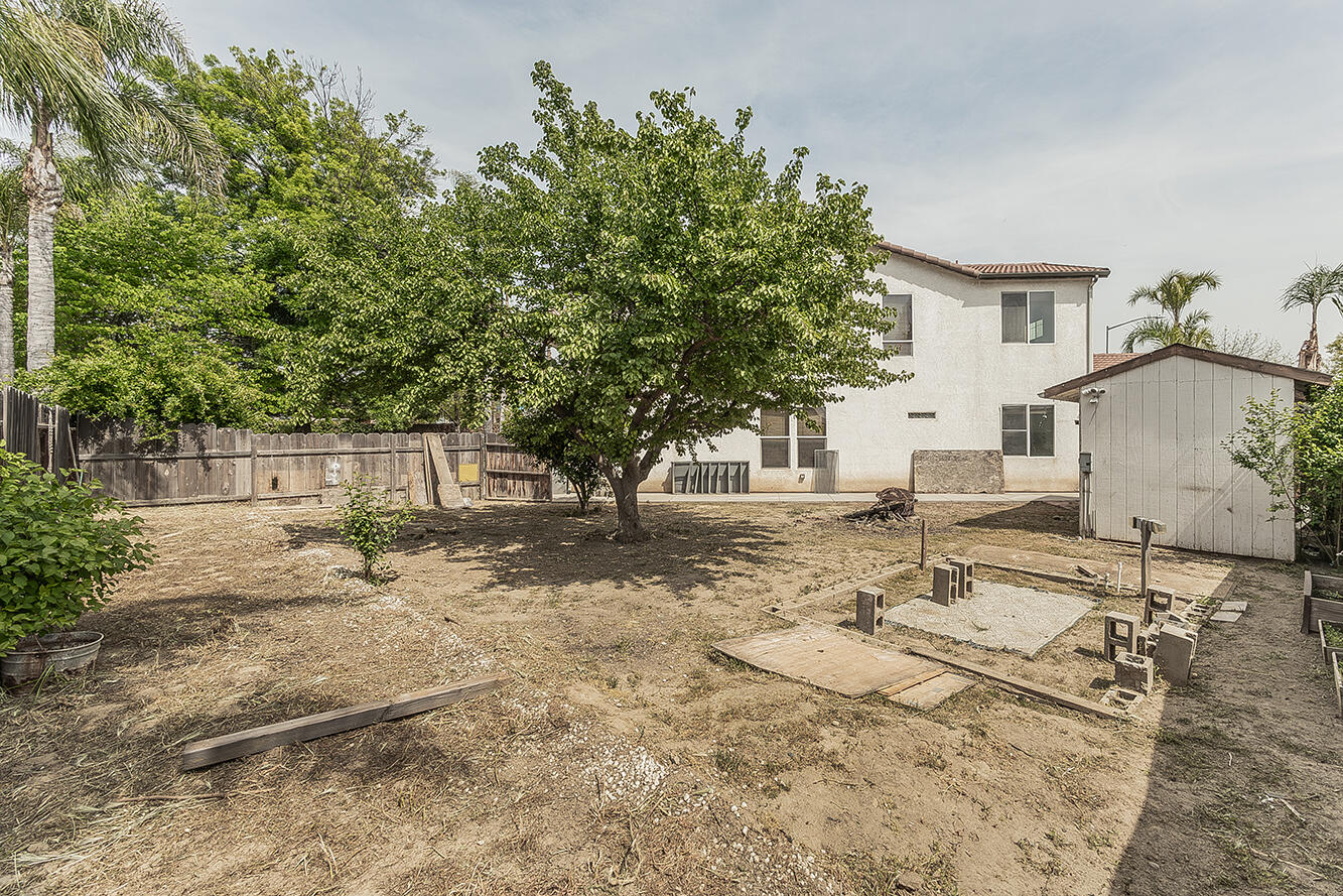 1377 Fenmore Ave, Sanger, CA 93657