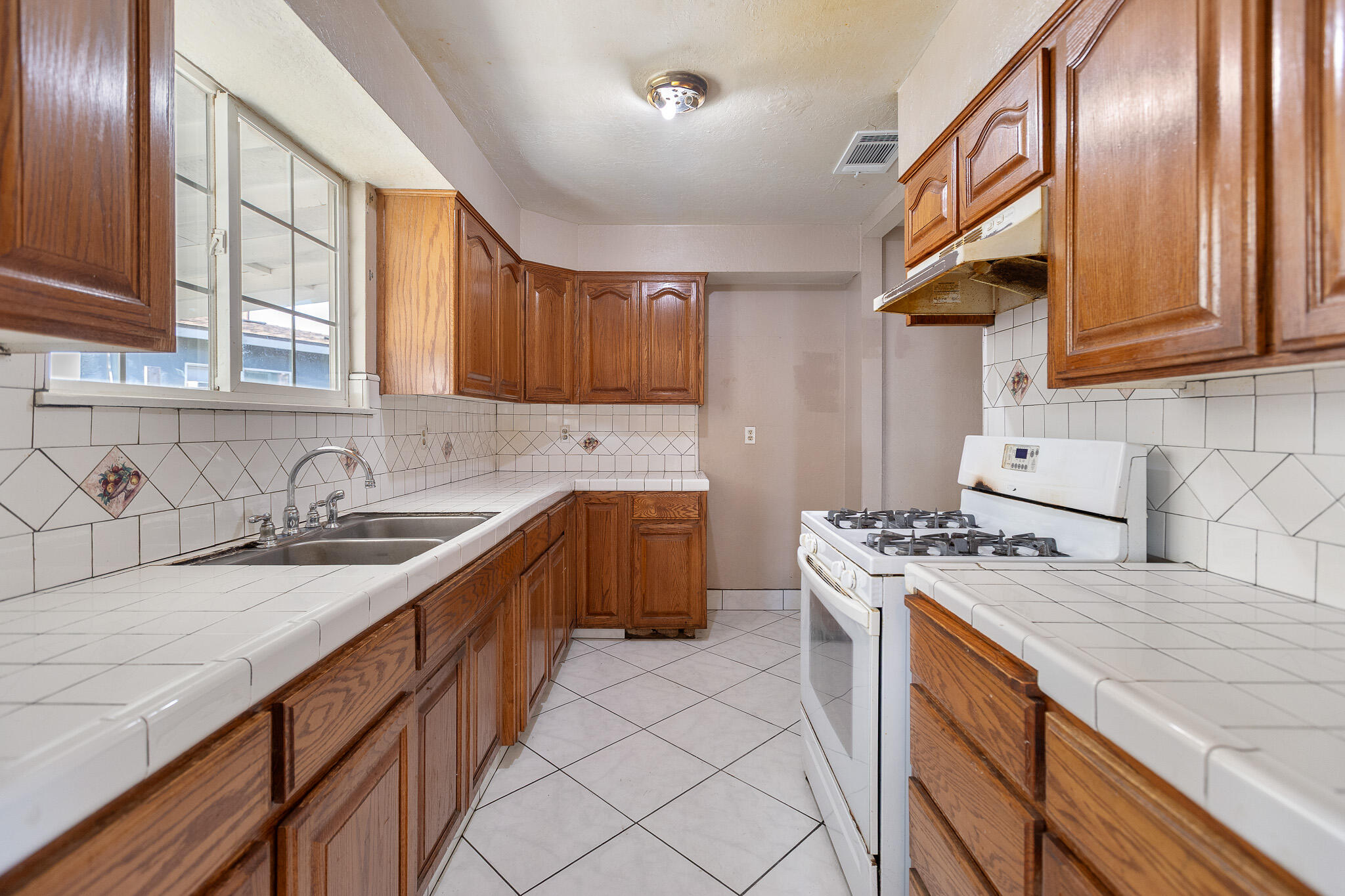 2014 W Houston Ave, Visalia, CA 93291