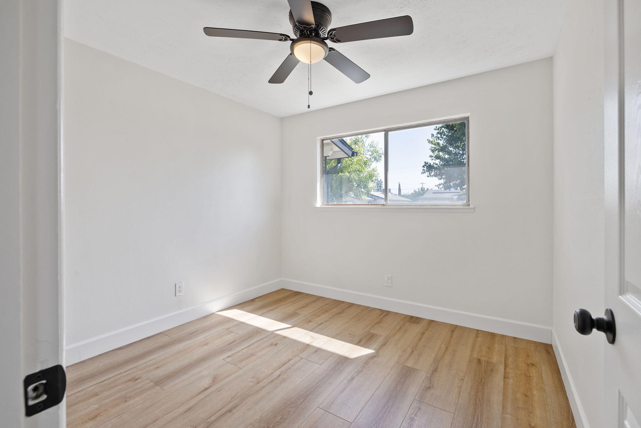 517 S S St, Tulare, CA 93274