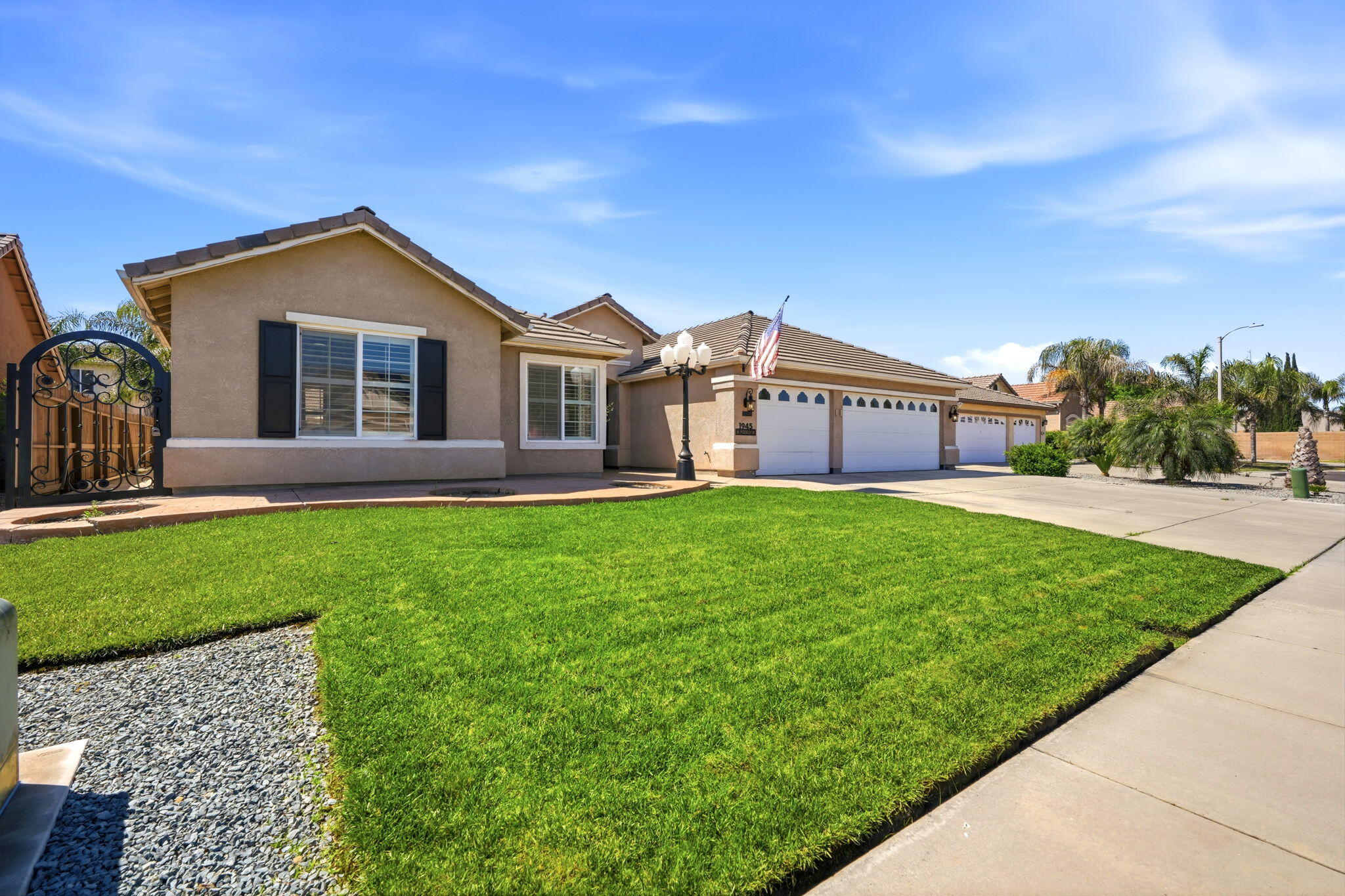 1945 W Picadilly Ln, Hanford, CA 93230