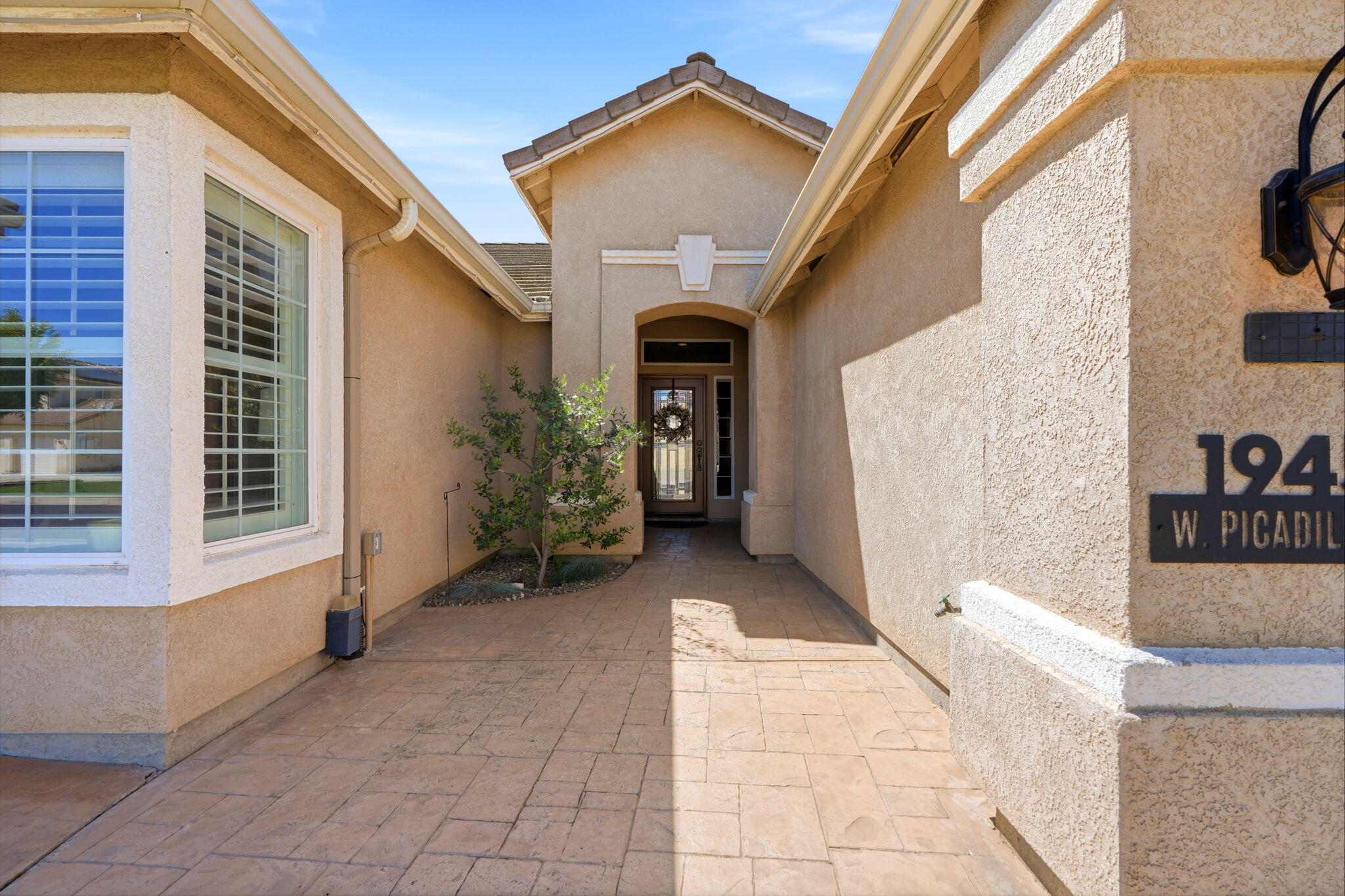 1945 W Picadilly Ln, Hanford, CA 93230