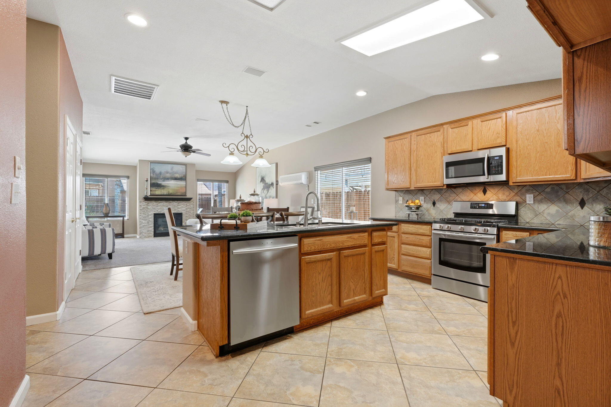 1945 W Picadilly Ln, Hanford, CA 93230